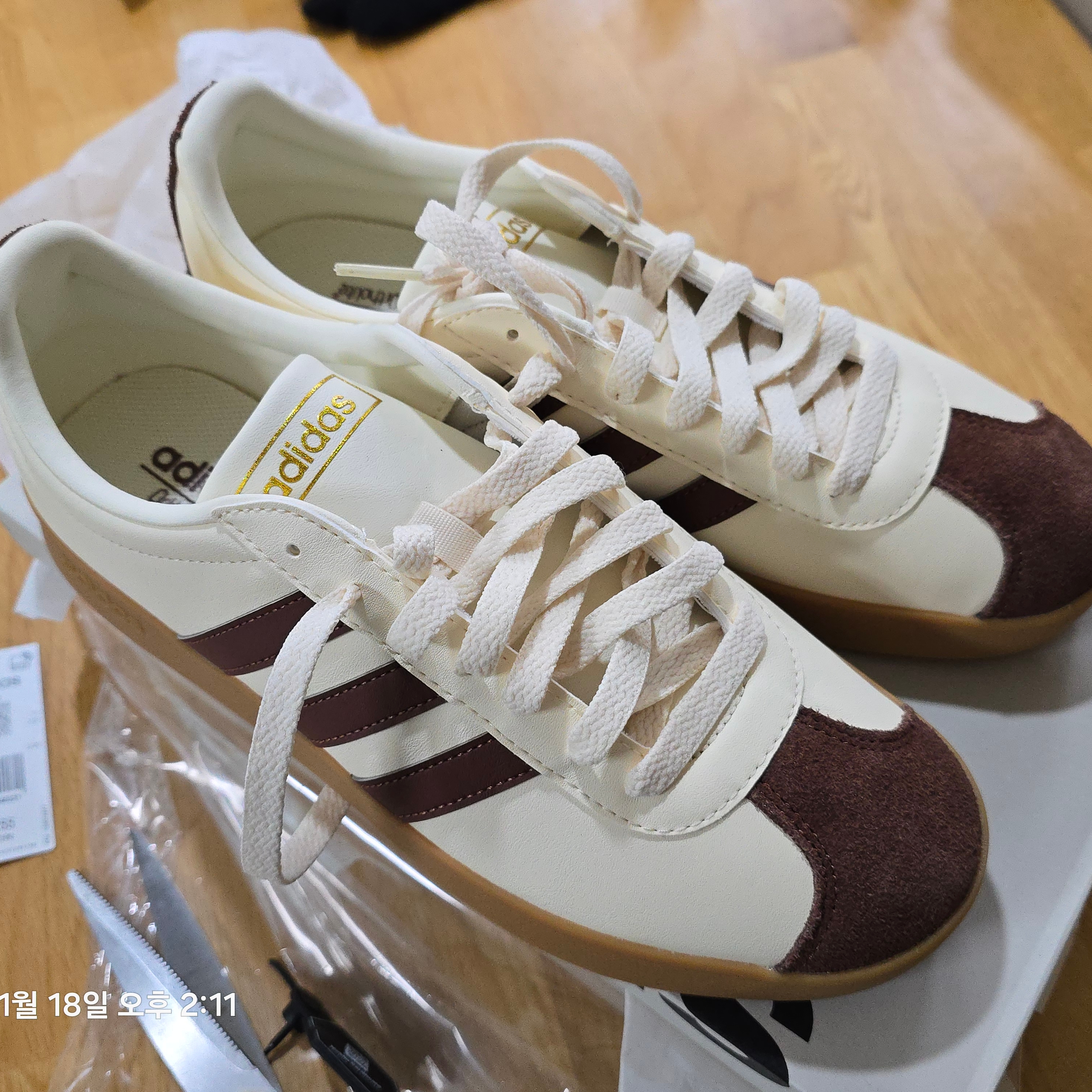 Adidas VL Court 2.0 Cream Brown 착용 스타일 - 3
