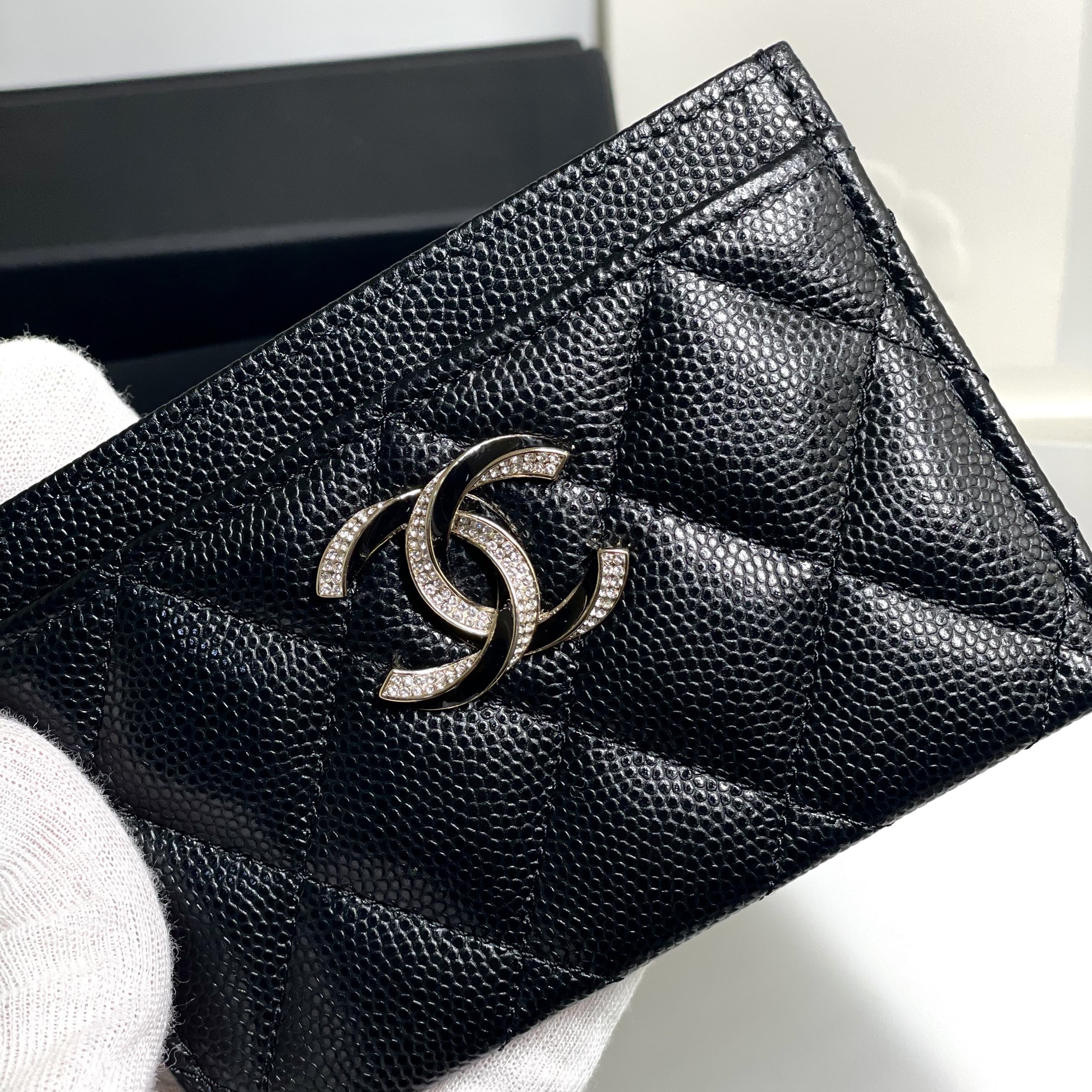 Chanel Card Holder Shiny Grained Calfskin Enamel Strass & Gold Black 착용 스타일 - 1