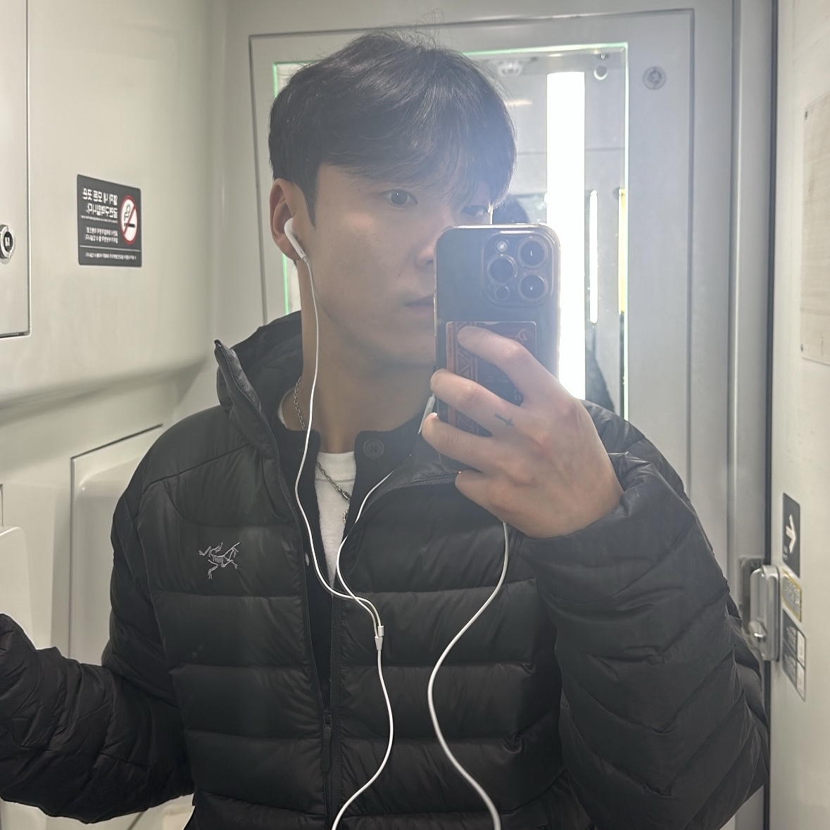 Arc'teryx Cerium Hoody Black 착용 스타일
