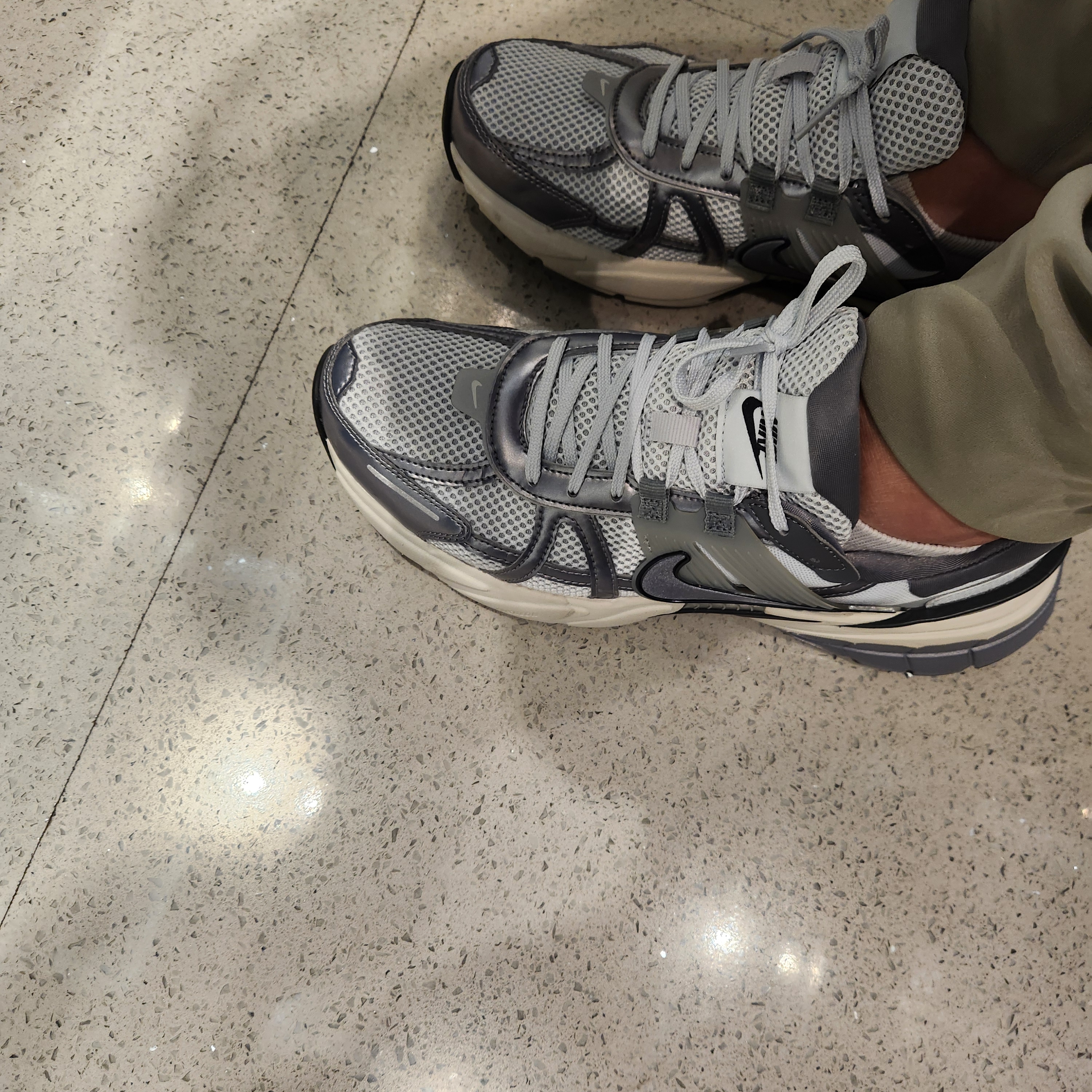 Nike V2K Run Pure Platinum Wolf Grey 착용 스타일