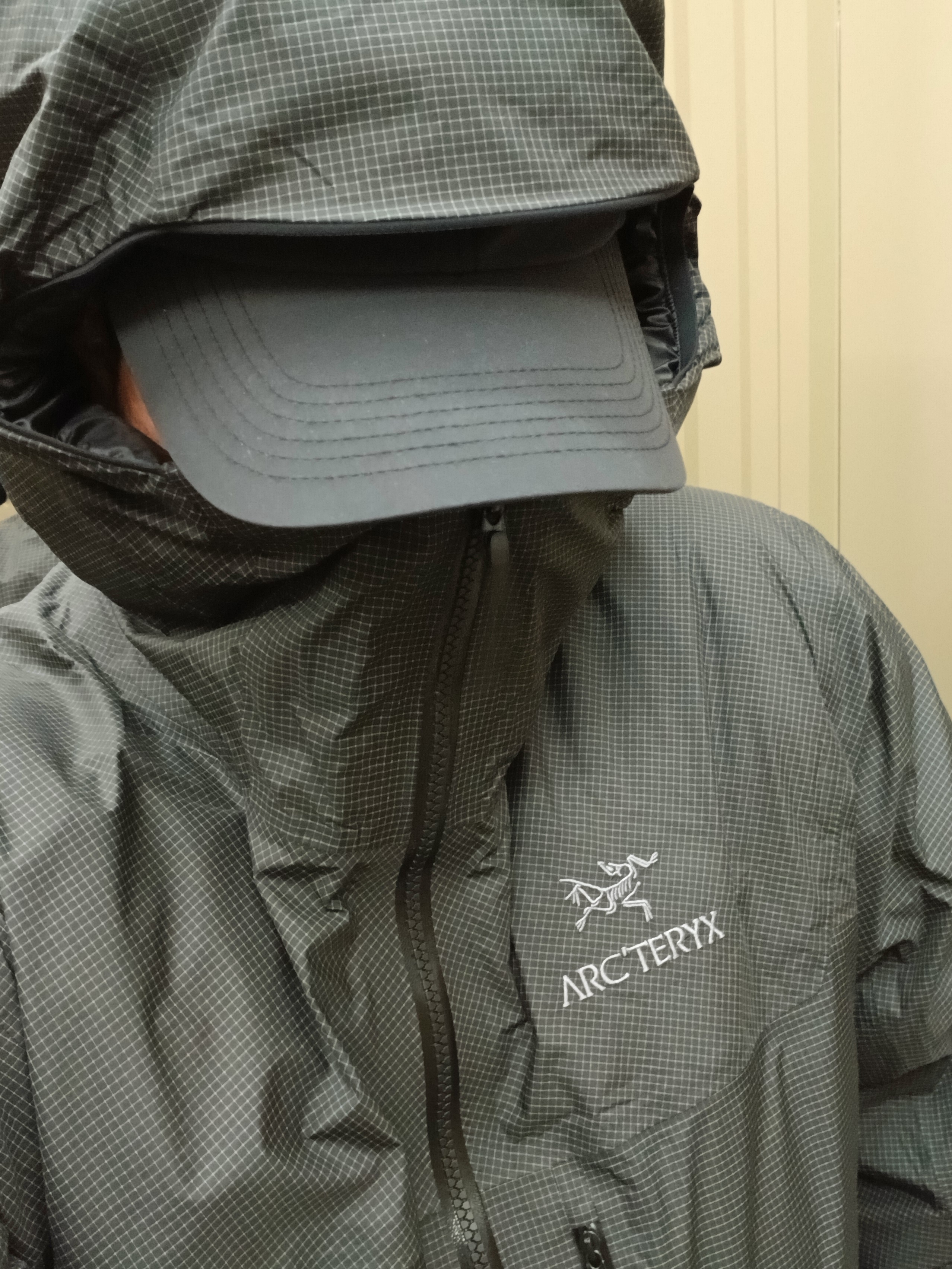 Arc'teryx Alpha Lightweight Parka Black, Arc'teryx Alpha Lightweight Parka Black 착용 스타일 - 2