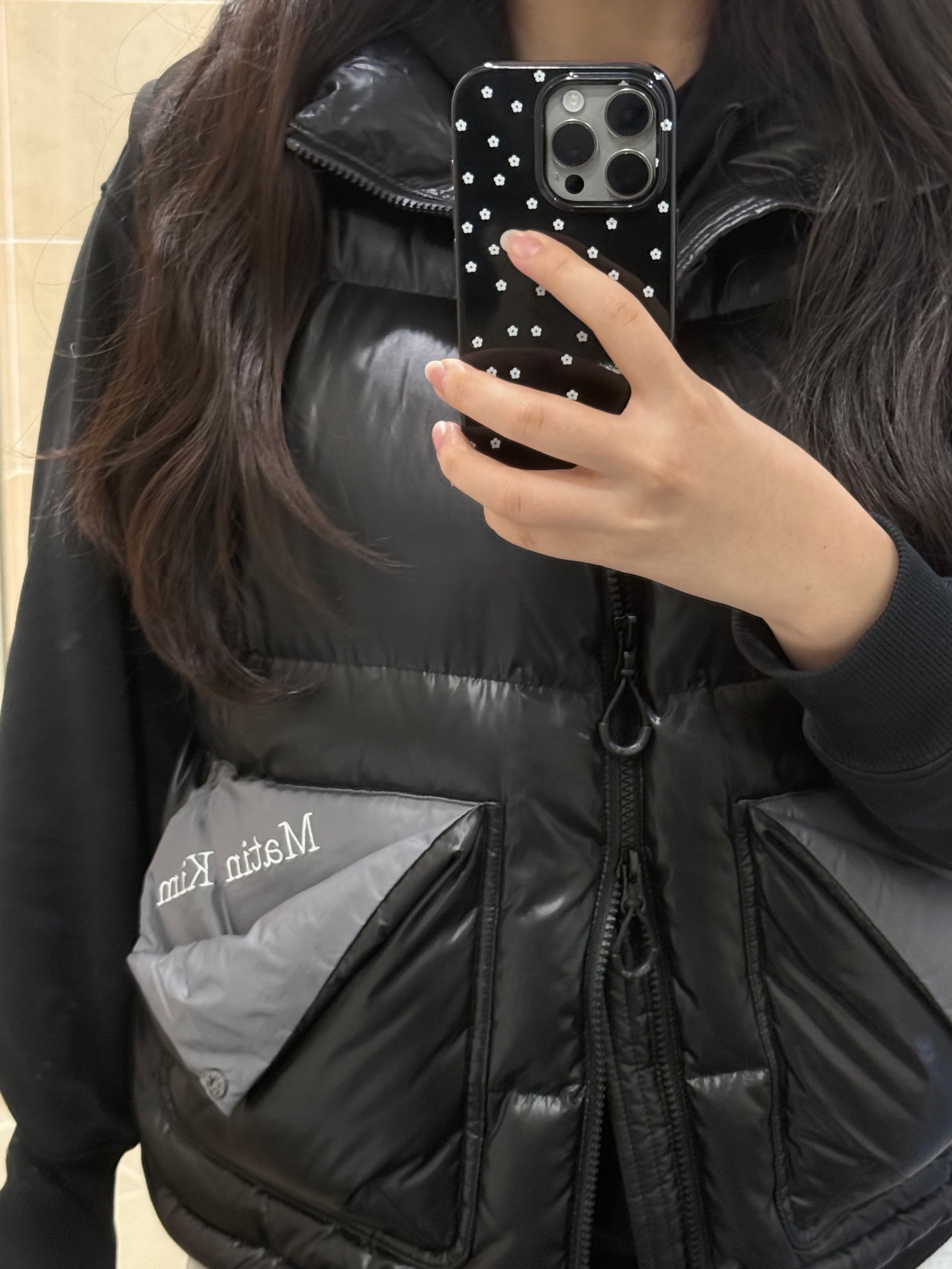 (W) Matin Kim Folded Pocket Down Vest Black, Apple iPhone 16 Pro 256GB Natural Titanium (Korean Ver.) 착용 스타일