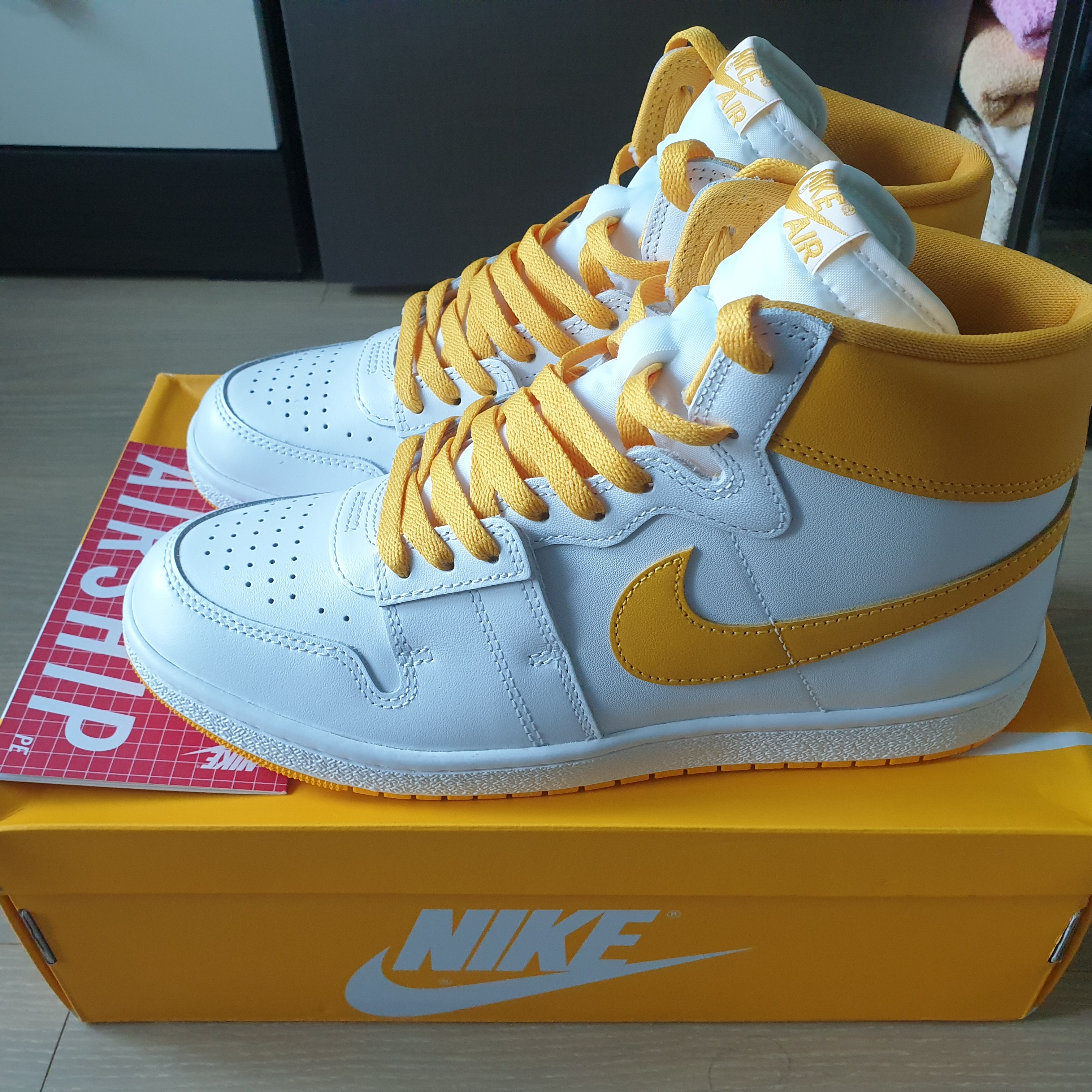 Jordan Air Ship SP White University Gold 착용 스타일 - 3