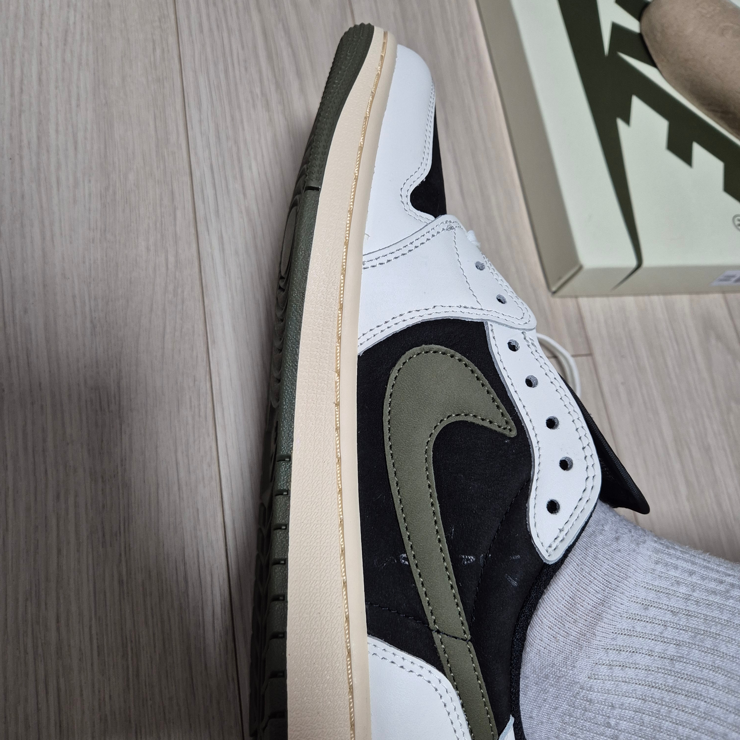 (W) Jordan 1 x Travis Scott Retro Low OG SP Medium Olive 착용 스타일 - 1