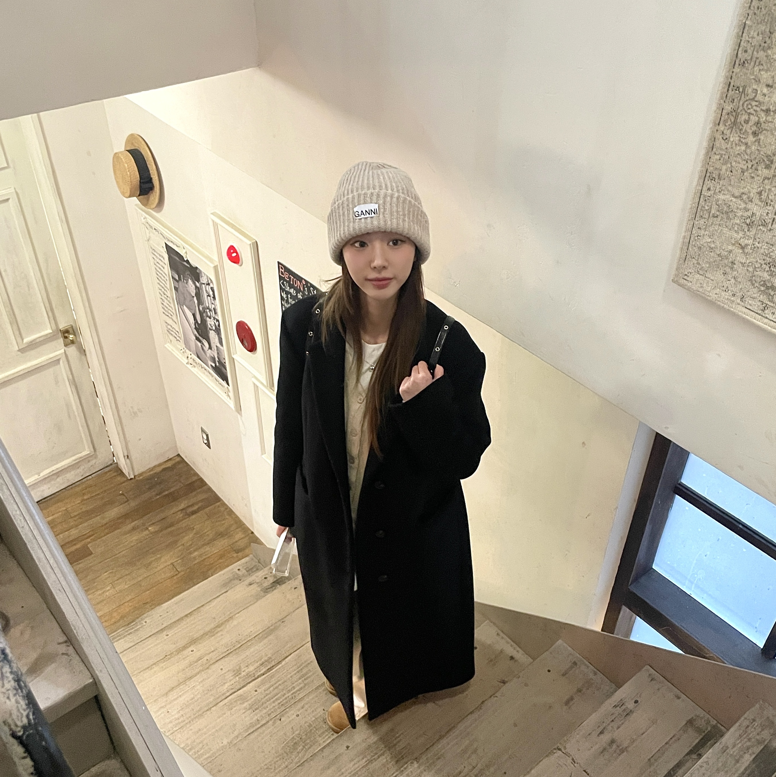 Ganni Wool Beanie Brazilian Sand 착용 스타일 - 1