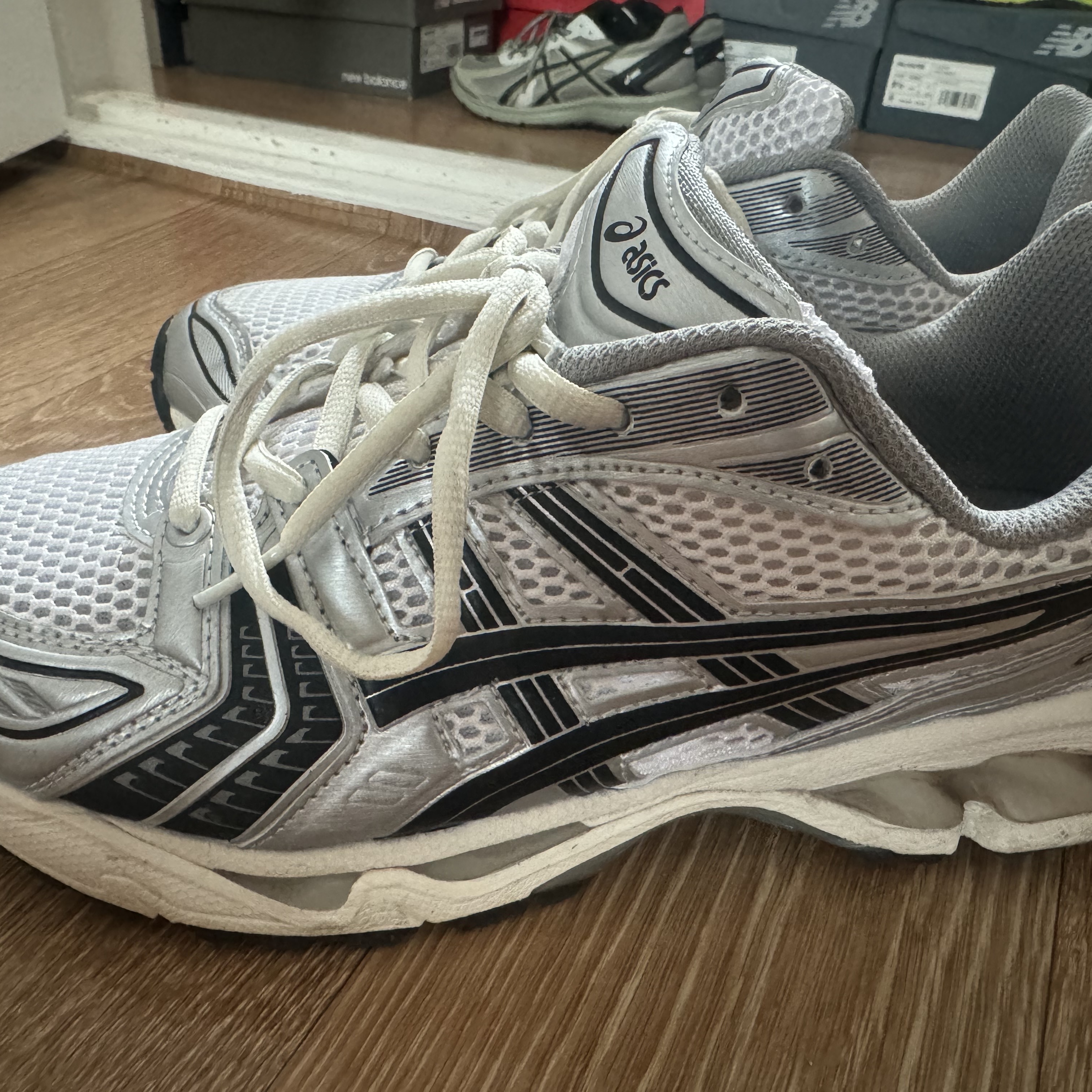 Asics x JJJJound Gel-Kayano 14 Silver Black 착용 스타일 - 3