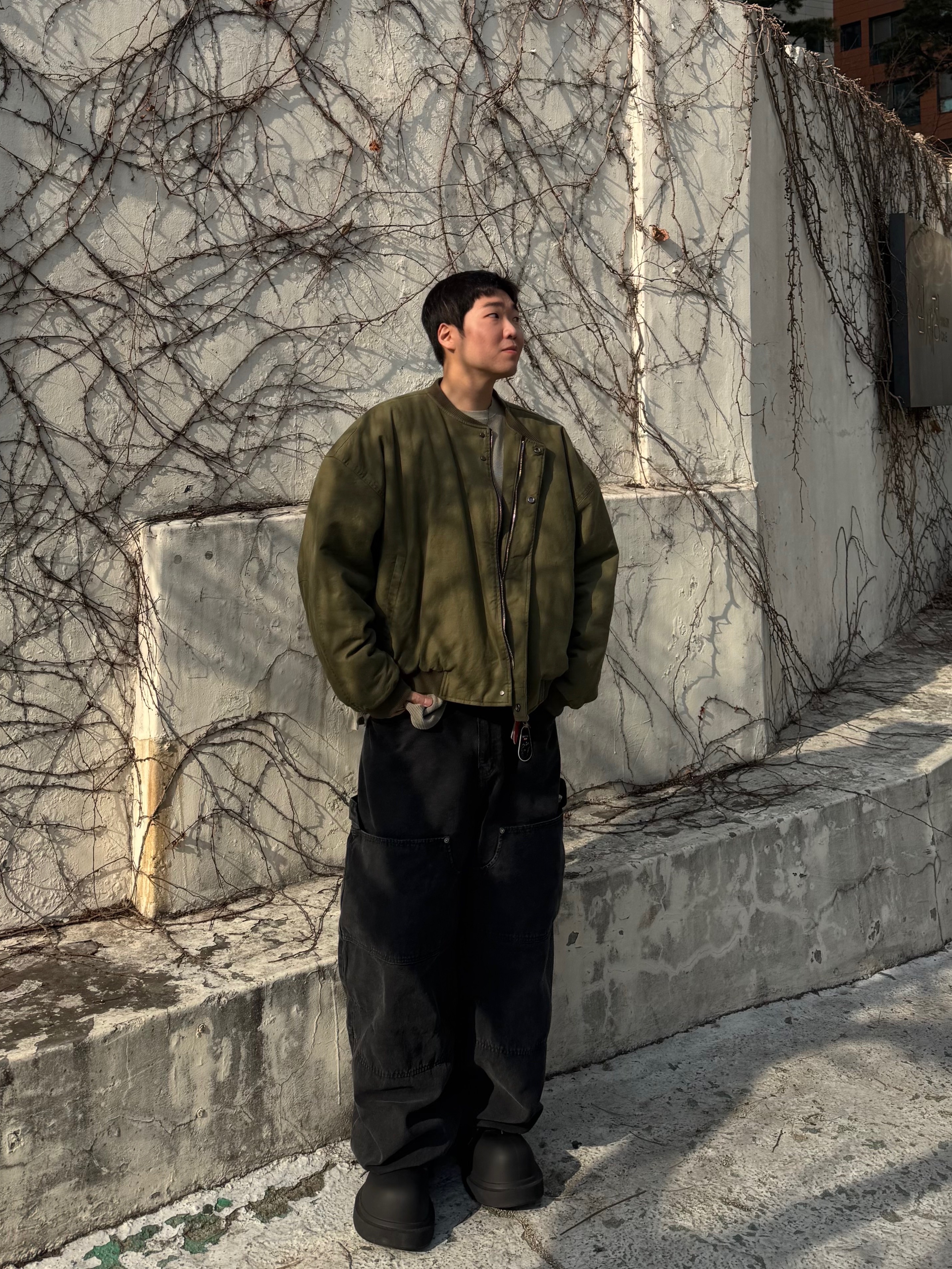 Nonnod Sulfur Dye Serge Bomber Jacket Vintage Khaki, Balenciaga Steroid Derby Black 착용 스타일 - 1