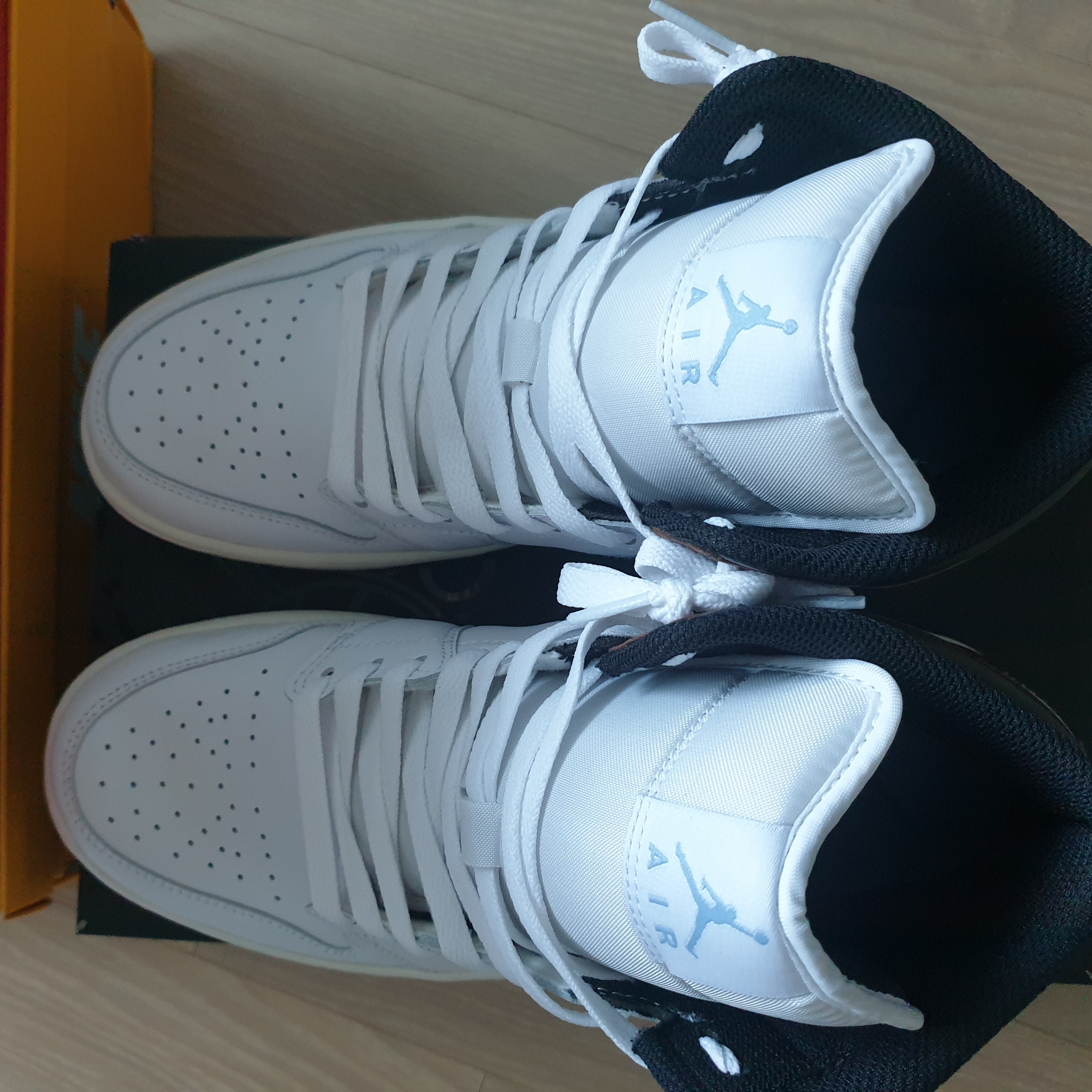 Jordan 1 Mid SE White Blue Grey 착용 스타일 - 5