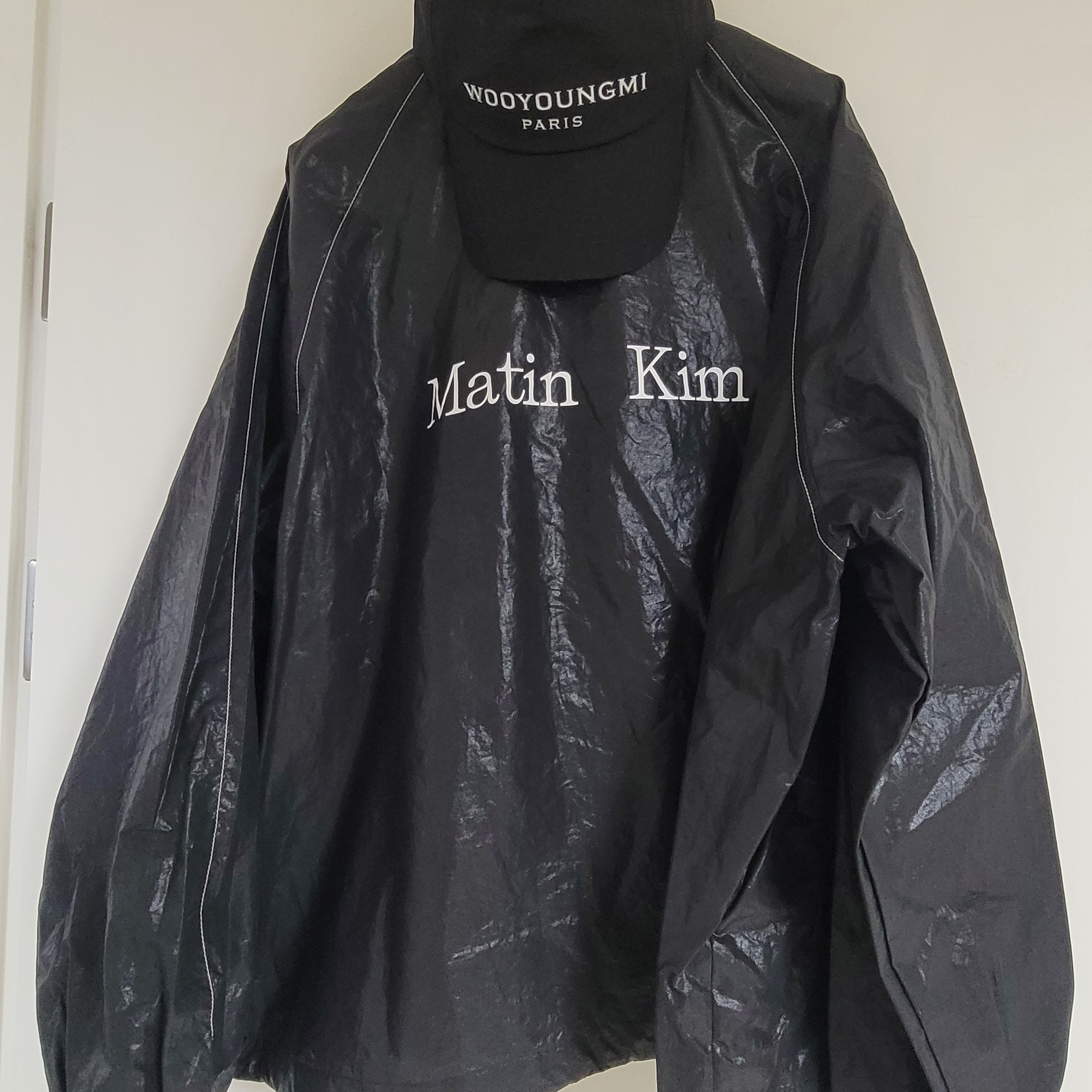 (W) Matin Kim Logo Coating Jumper Black 착용 스타일