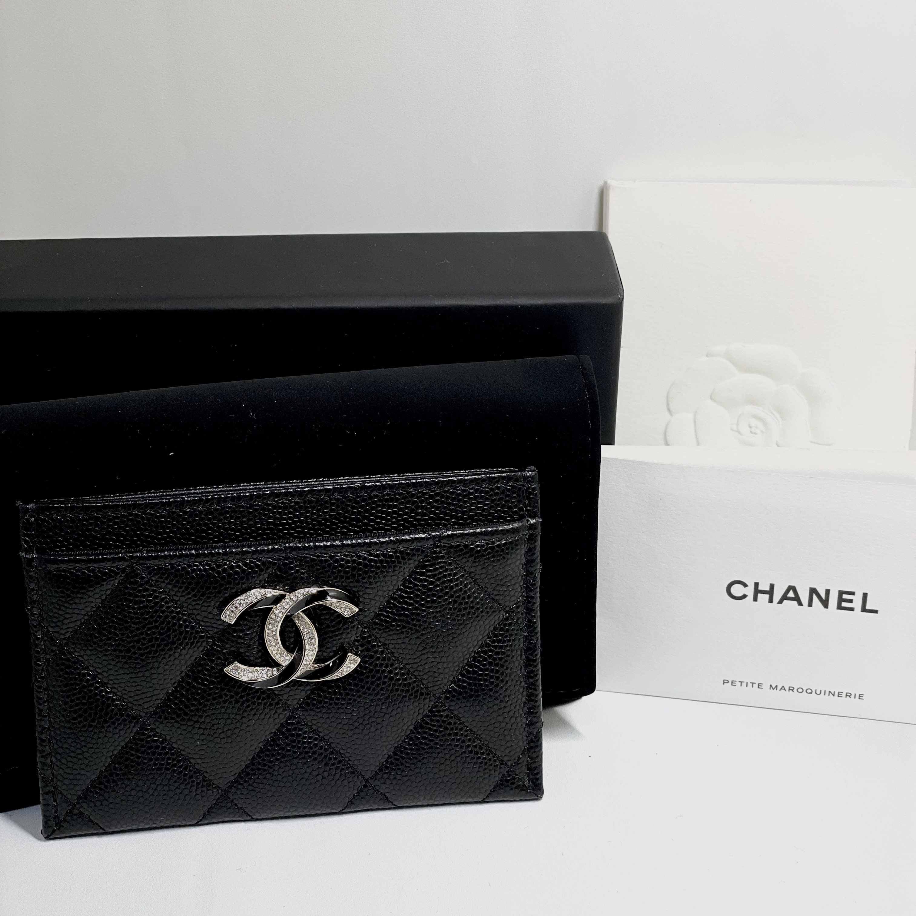 Chanel Card Holder Shiny Grained Calfskin Enamel Strass & Gold Black 착용 스타일 - 2