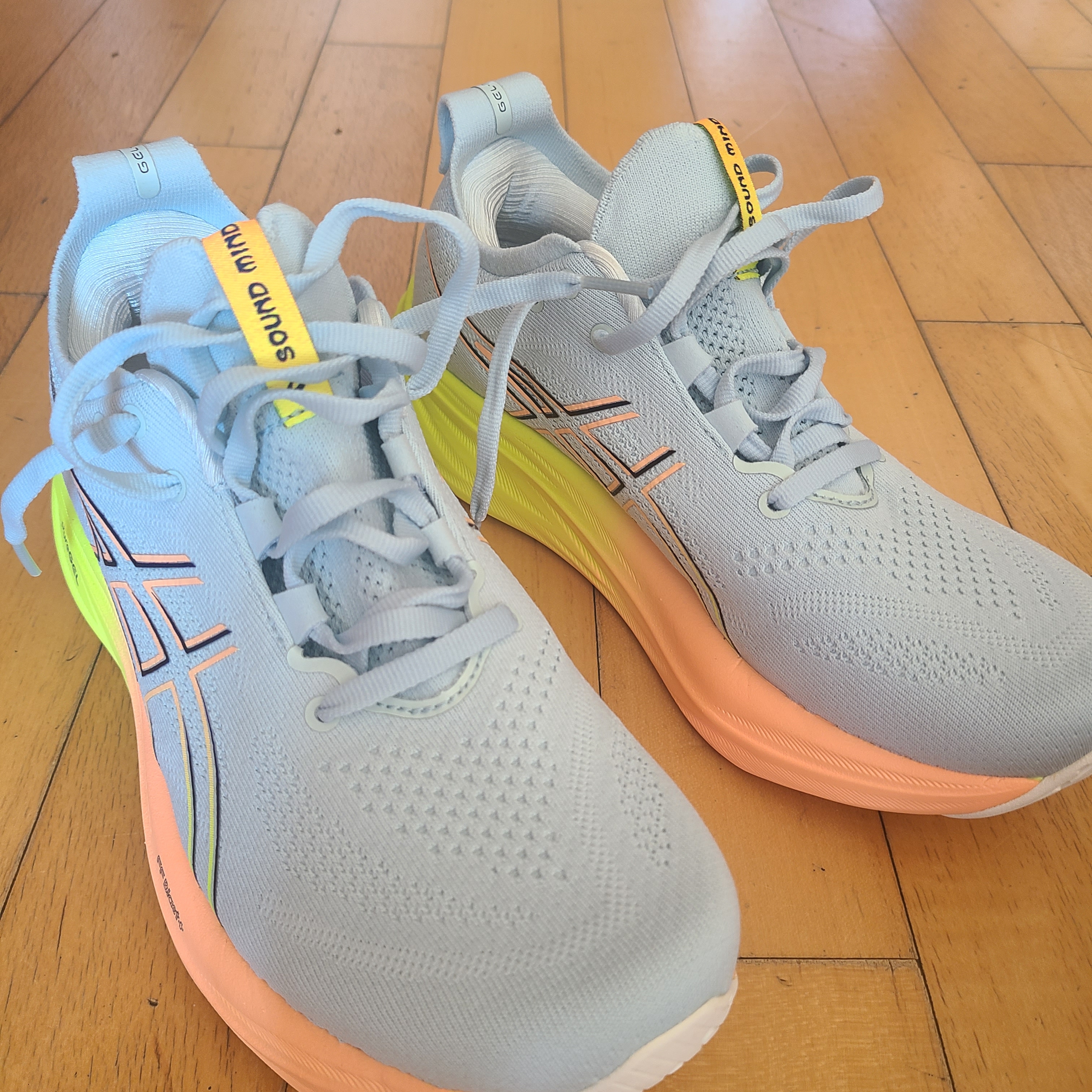 (W) Asics Gel-Nimbus 26 Paris Cool Grey Safety Yellow 착용 스타일