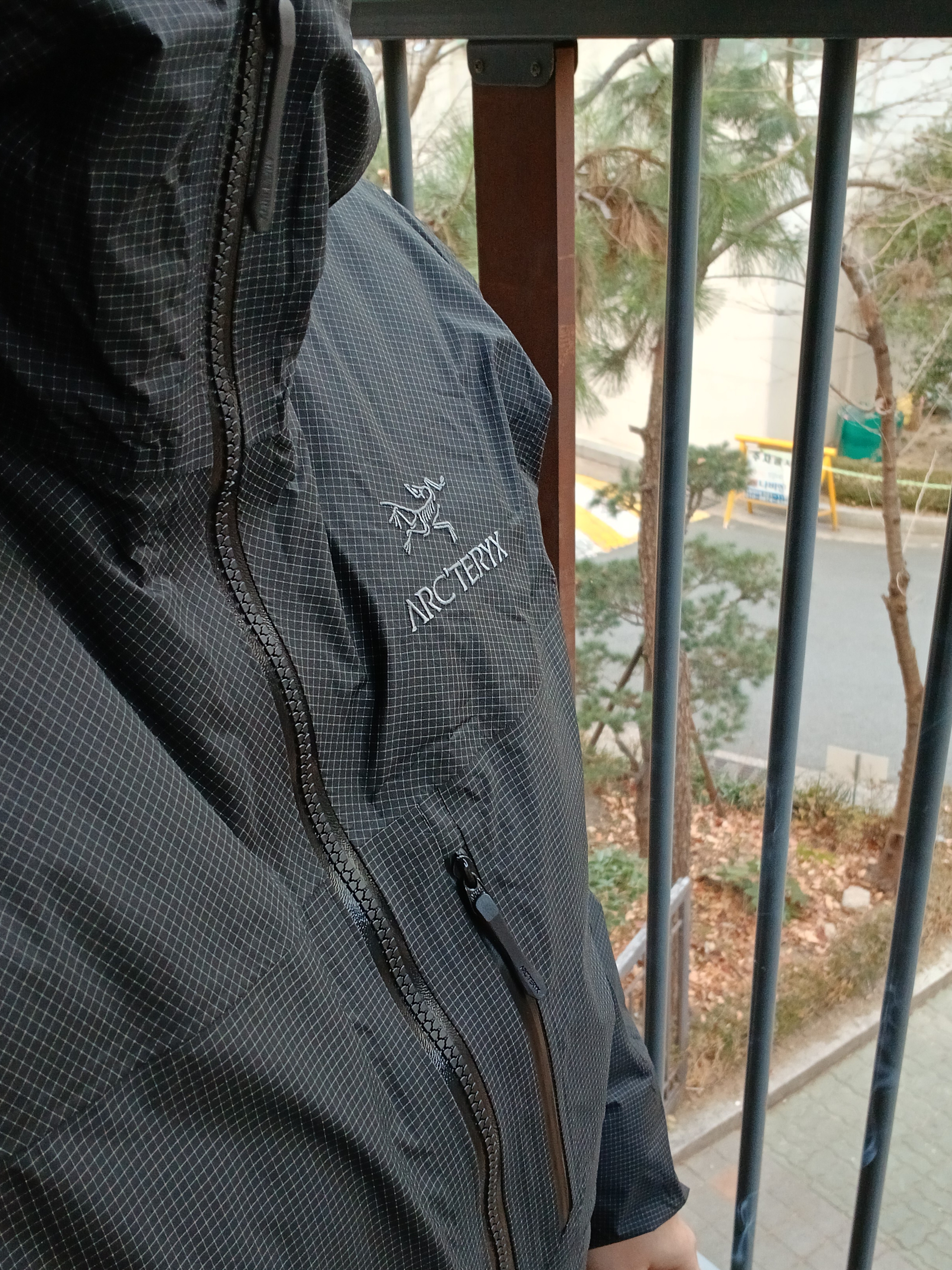 Arc'teryx Alpha Lightweight Parka Black, Arc'teryx Gamma AR Pants Graphite 착용 스타일 - 1