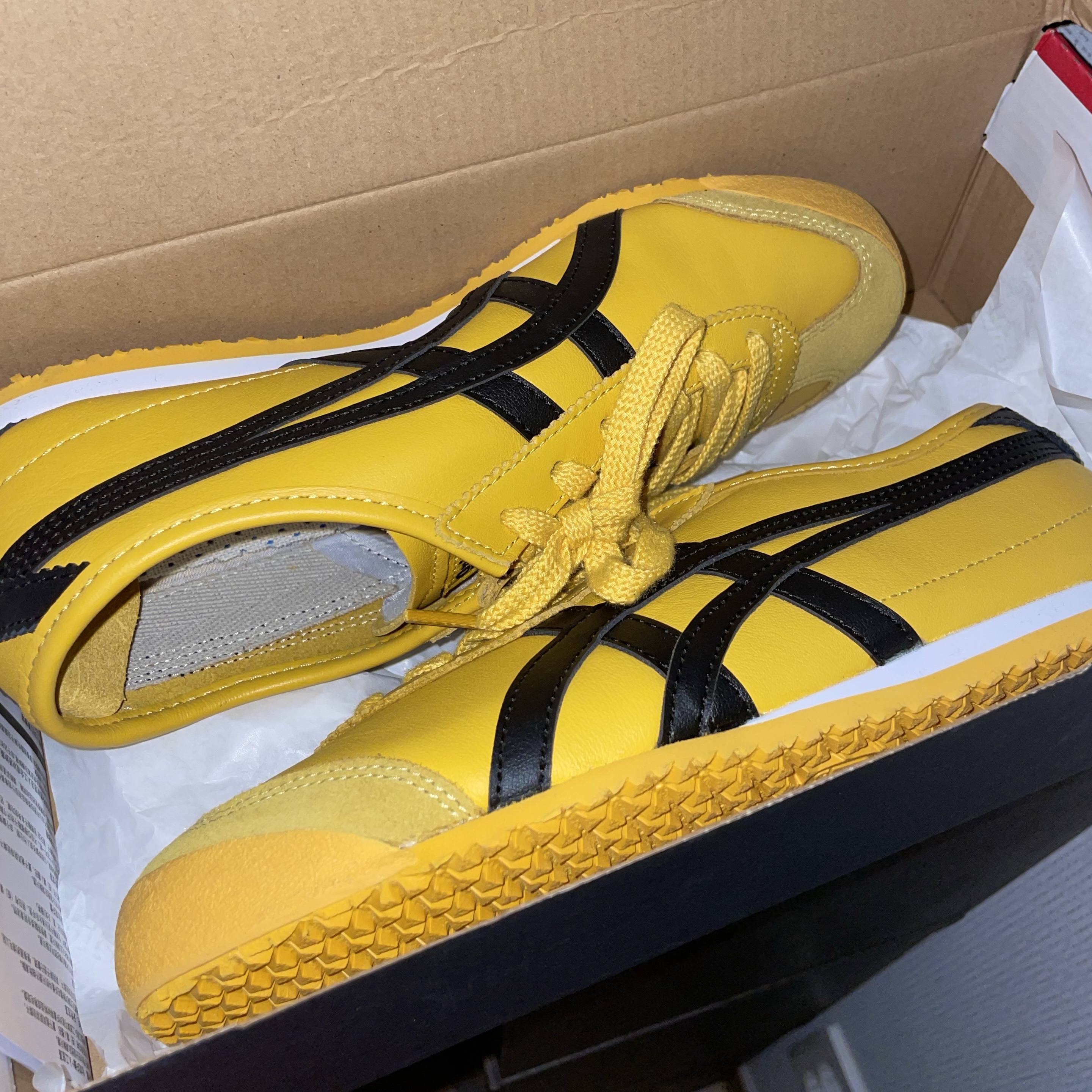 Onitsuka Tiger Mexico 66 Yellow Black 착용 스타일 - 2