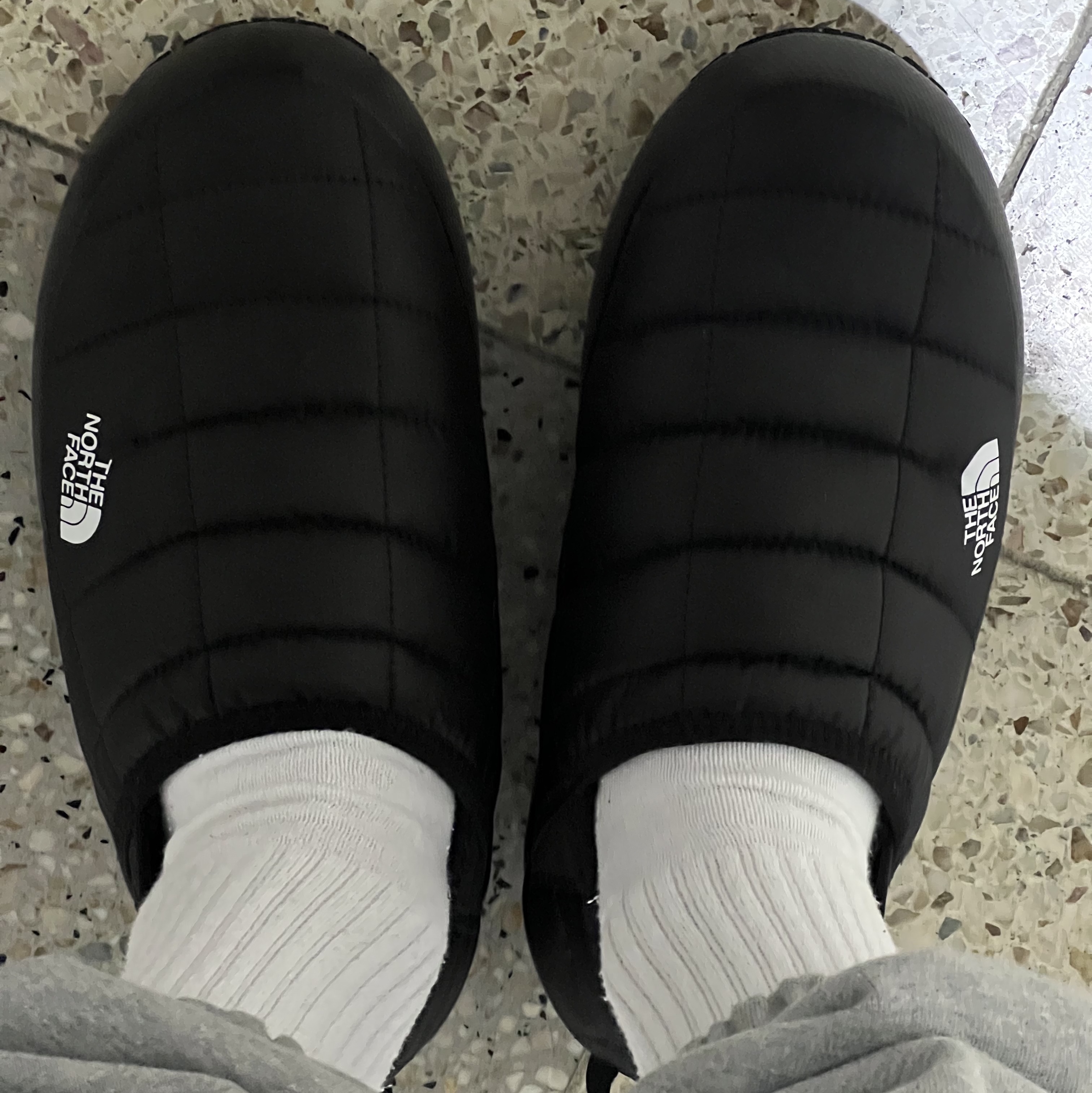 The North Face Thermoball Traction Mule V Black 착용 스타일