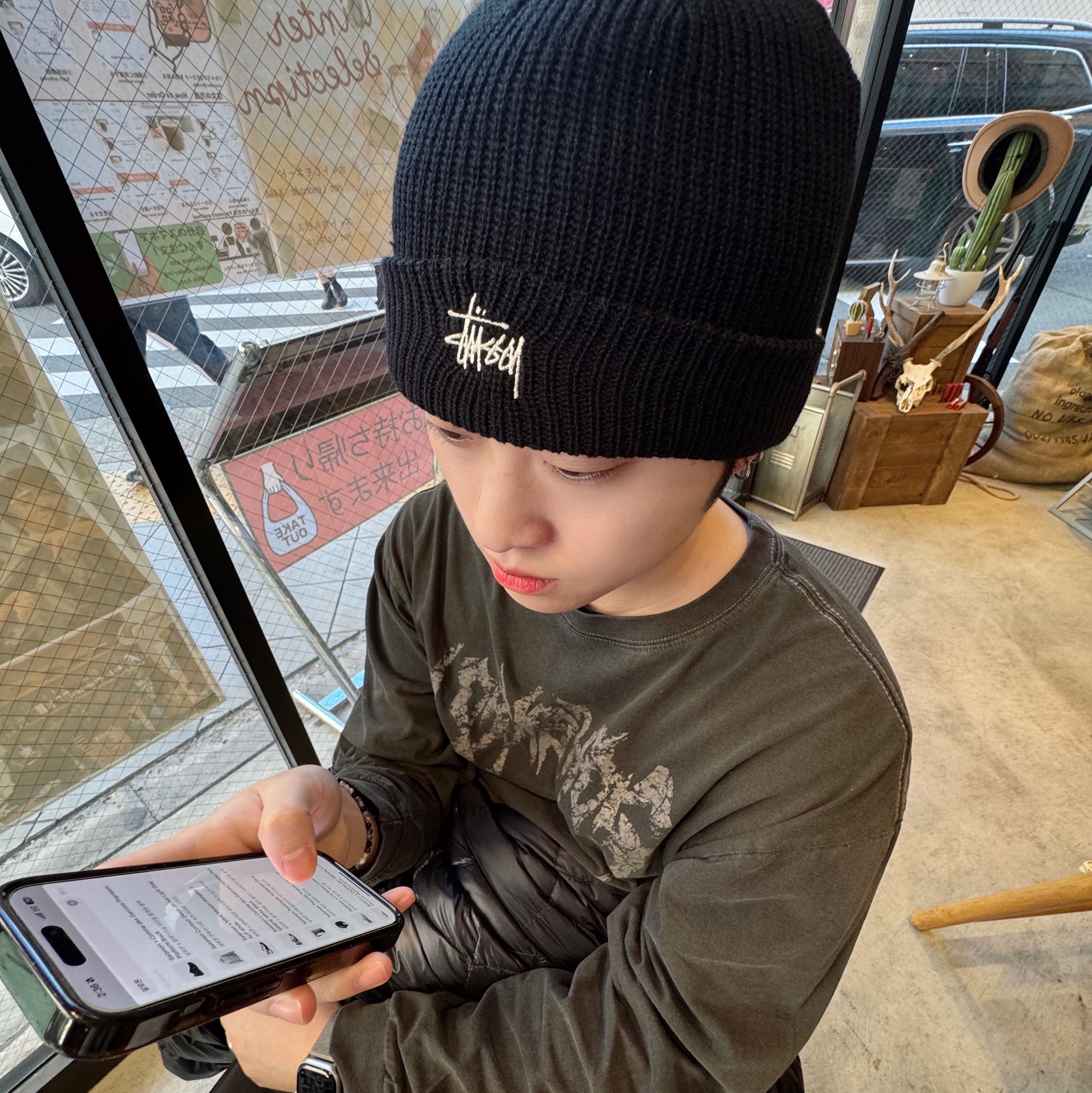 Stussy Basic Cuff Beanie Black 착용 스타일 - 1