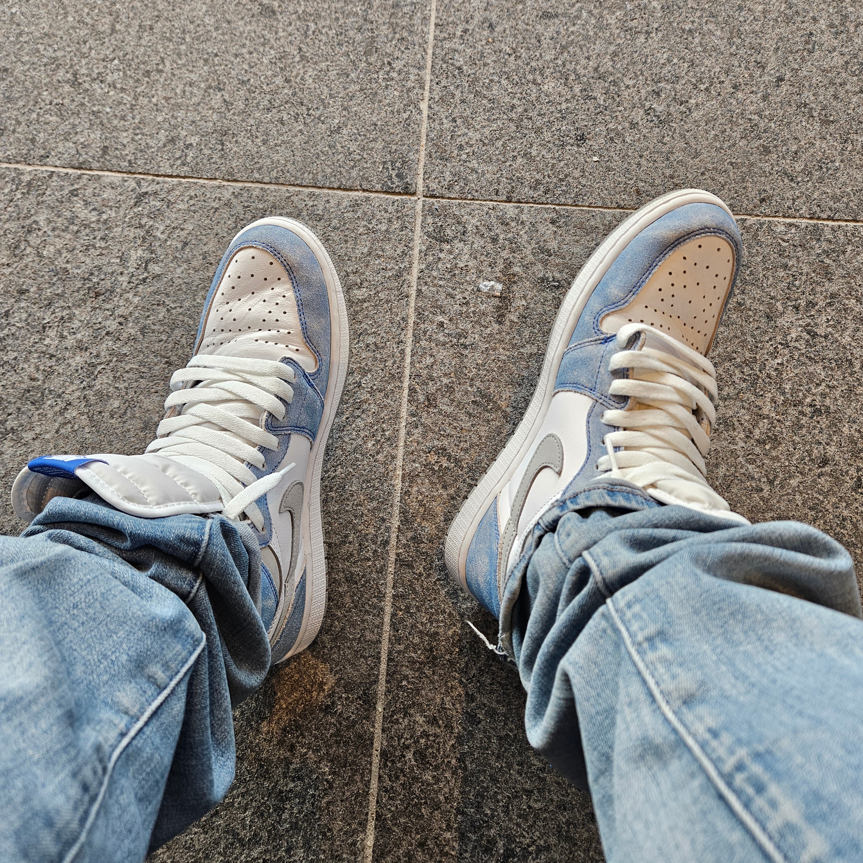 Jordan 1 Retro High OG Hyper Royal 착용 스타일
