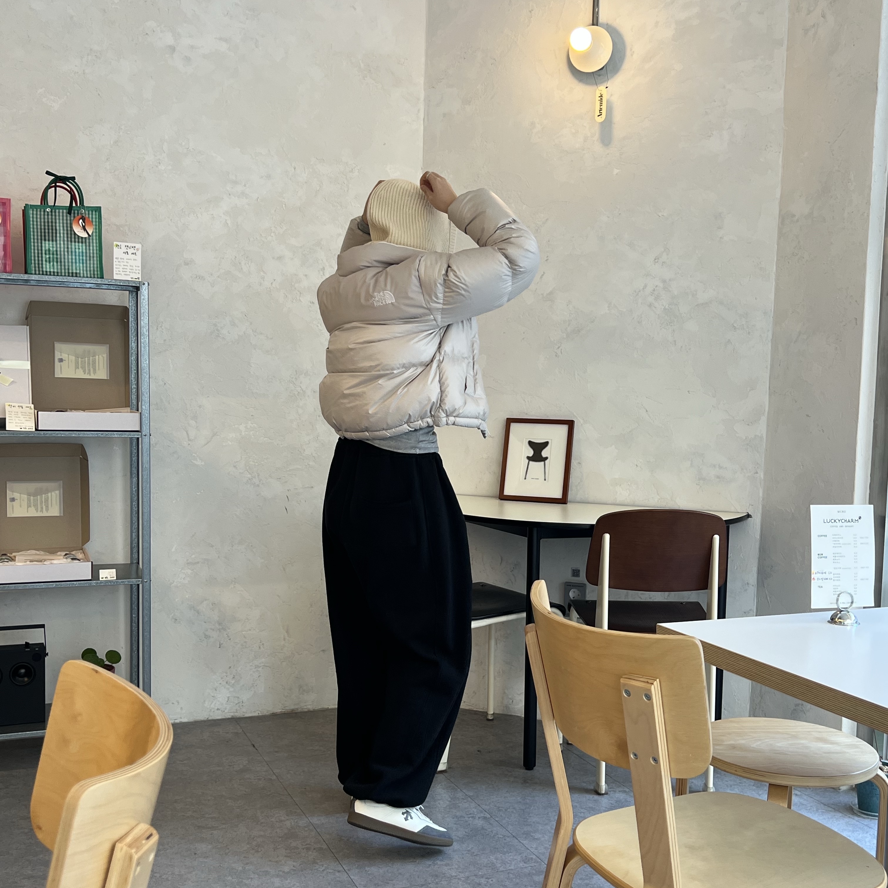 (W) The North Face White Label Novelty Nuptse Down Jacket Cream Beige 착용 스타일 - 2