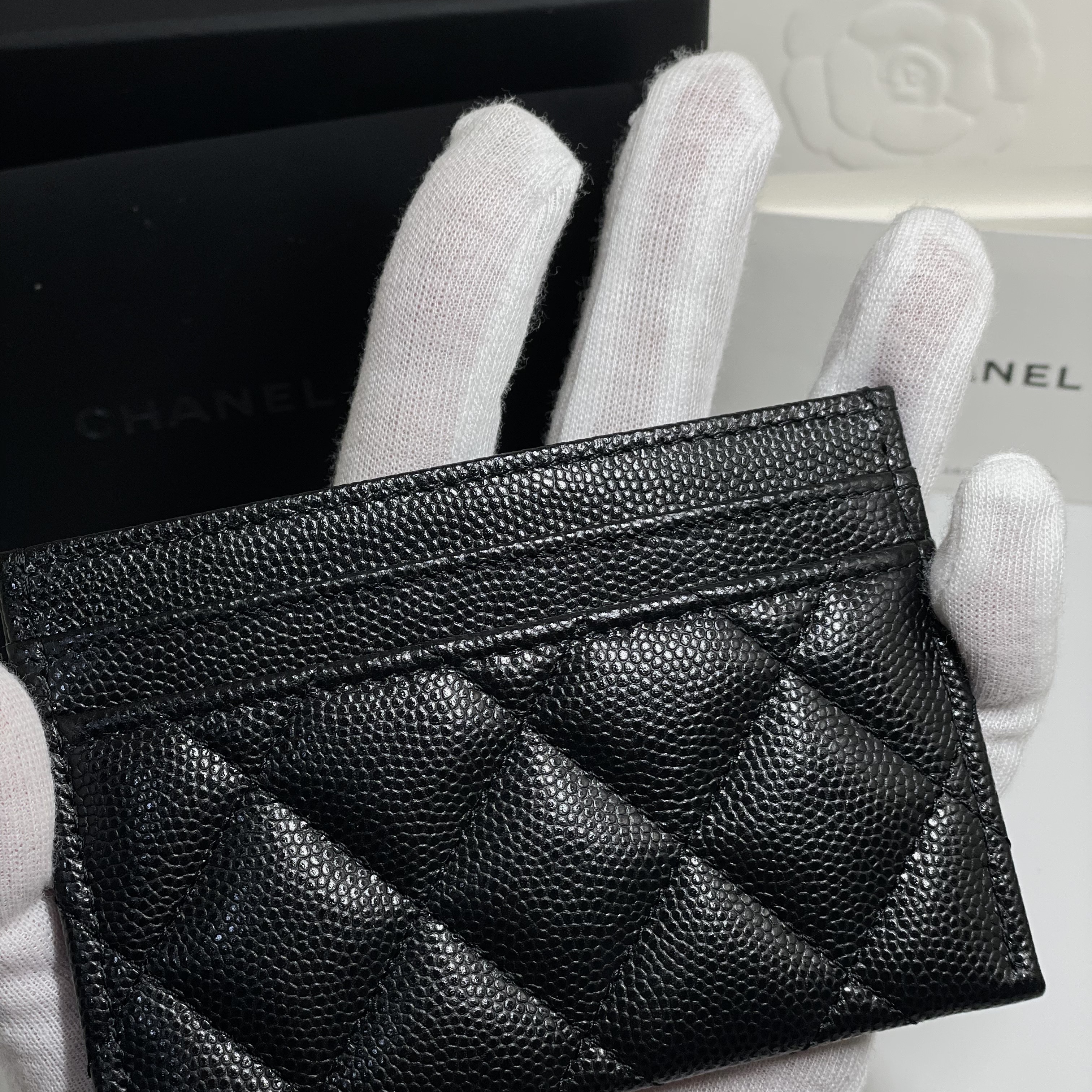 Chanel Card Holder Shiny Grained Calfskin Enamel Strass & Gold Black 착용 스타일 - 3