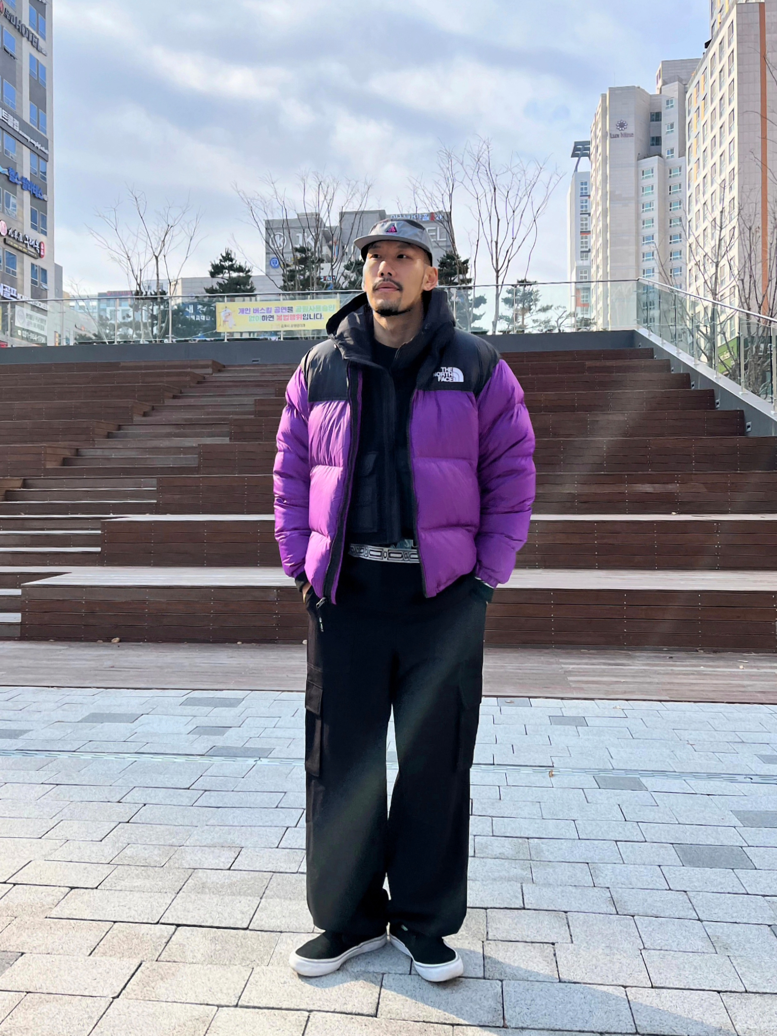 The North Face 1996 Eco Nuptse Jacket Purple, Vans Classic Slip-On Platform Black 착용 스타일 - 1