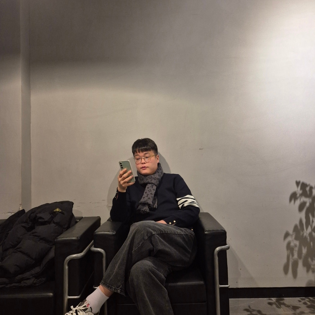Thom Browne Milano Stitch 4-Bar Crewneck Pullover Knit Navy, Jordan 1 x Travis Scott Retro Low OG SP Reverse Olive 착용 스타일
