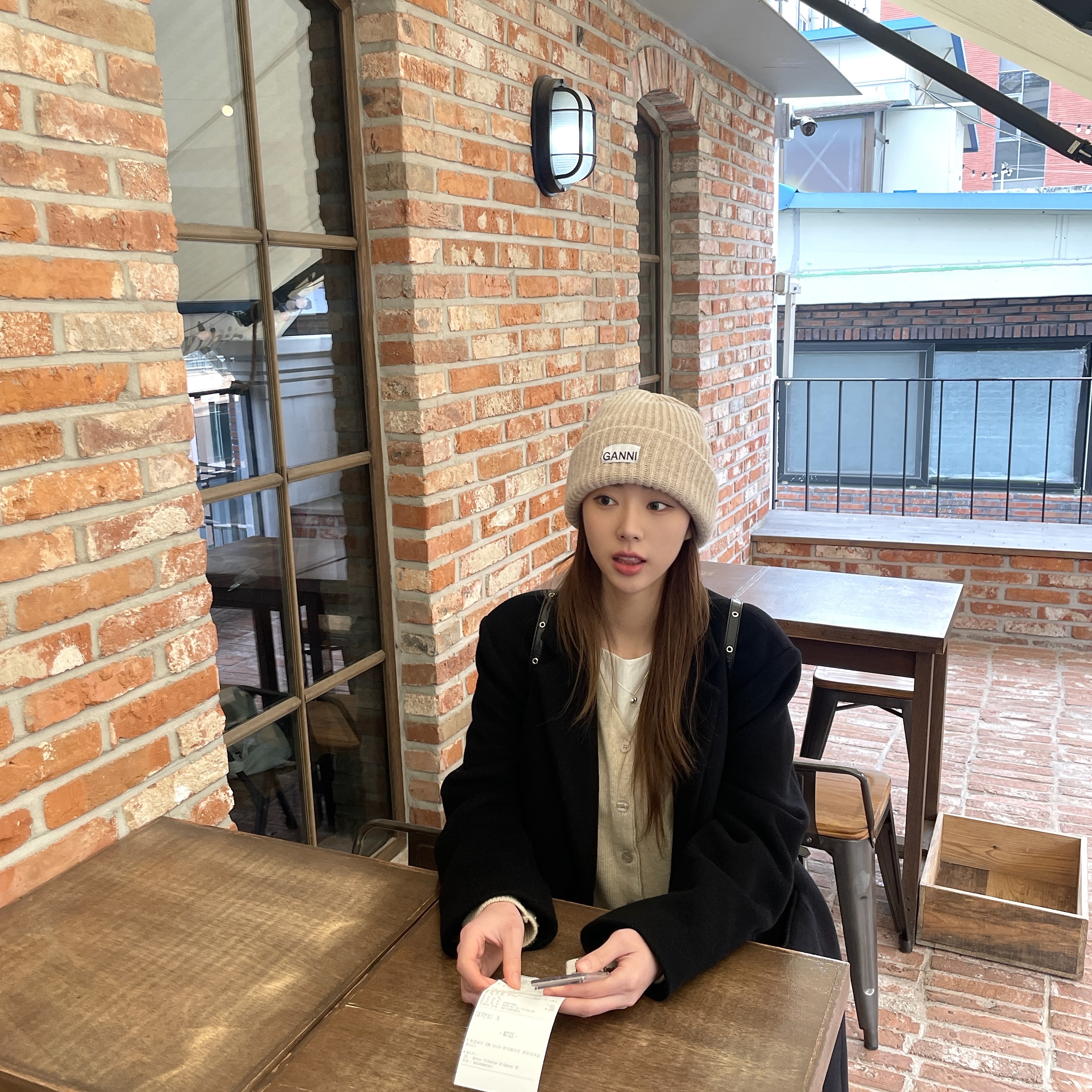 Ganni Wool Beanie Brazilian Sand 착용 스타일 - 3