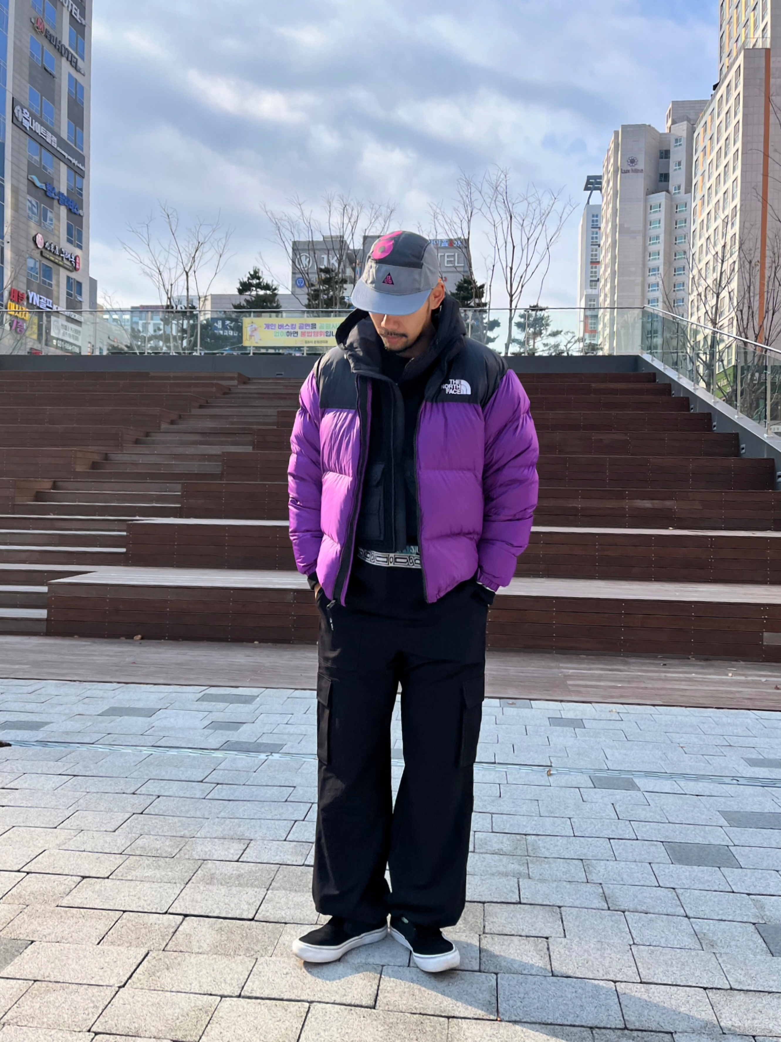 The North Face 1996 Eco Nuptse Jacket Purple, Vans Classic Slip-On Platform Black 착용 스타일 - 2