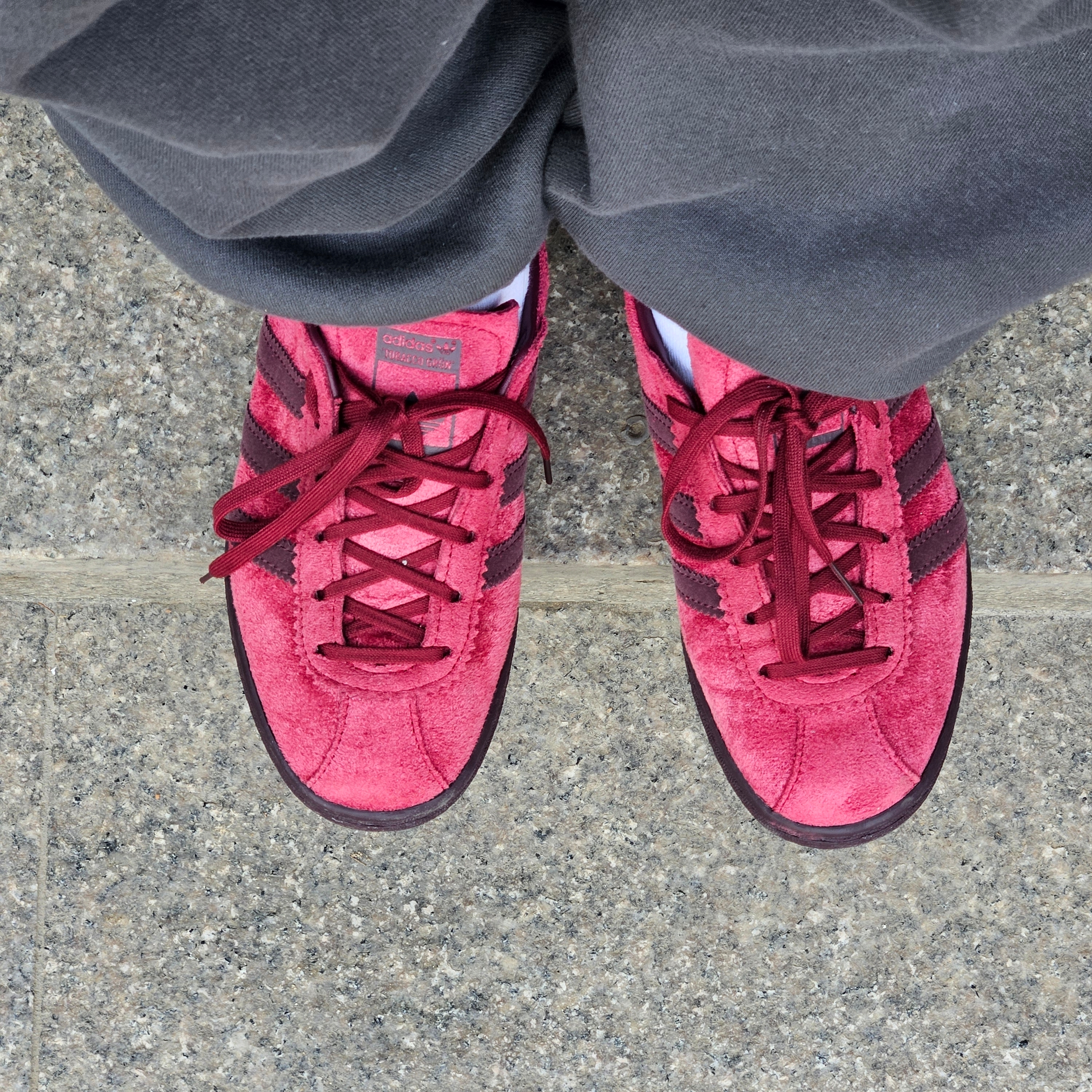 Adidas Tobacco Gruen Collegiate Burgundy 착용 스타일