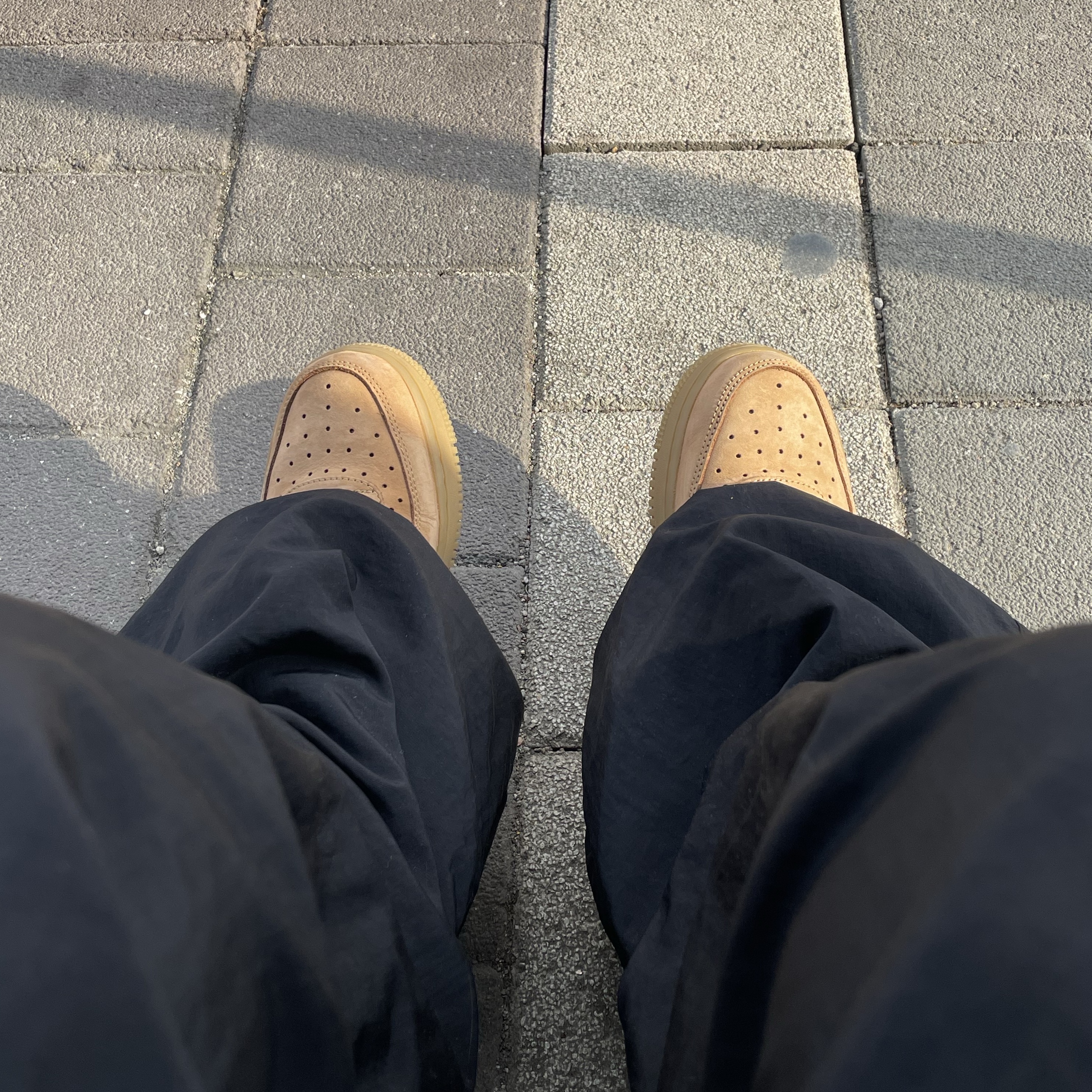 (W) Nike Air Force 1 '07 WB Flax Wheat, Carhartt Loose Fit Midweight Regular Full Zip Sweatshirt Black 착용 스타일 - 3