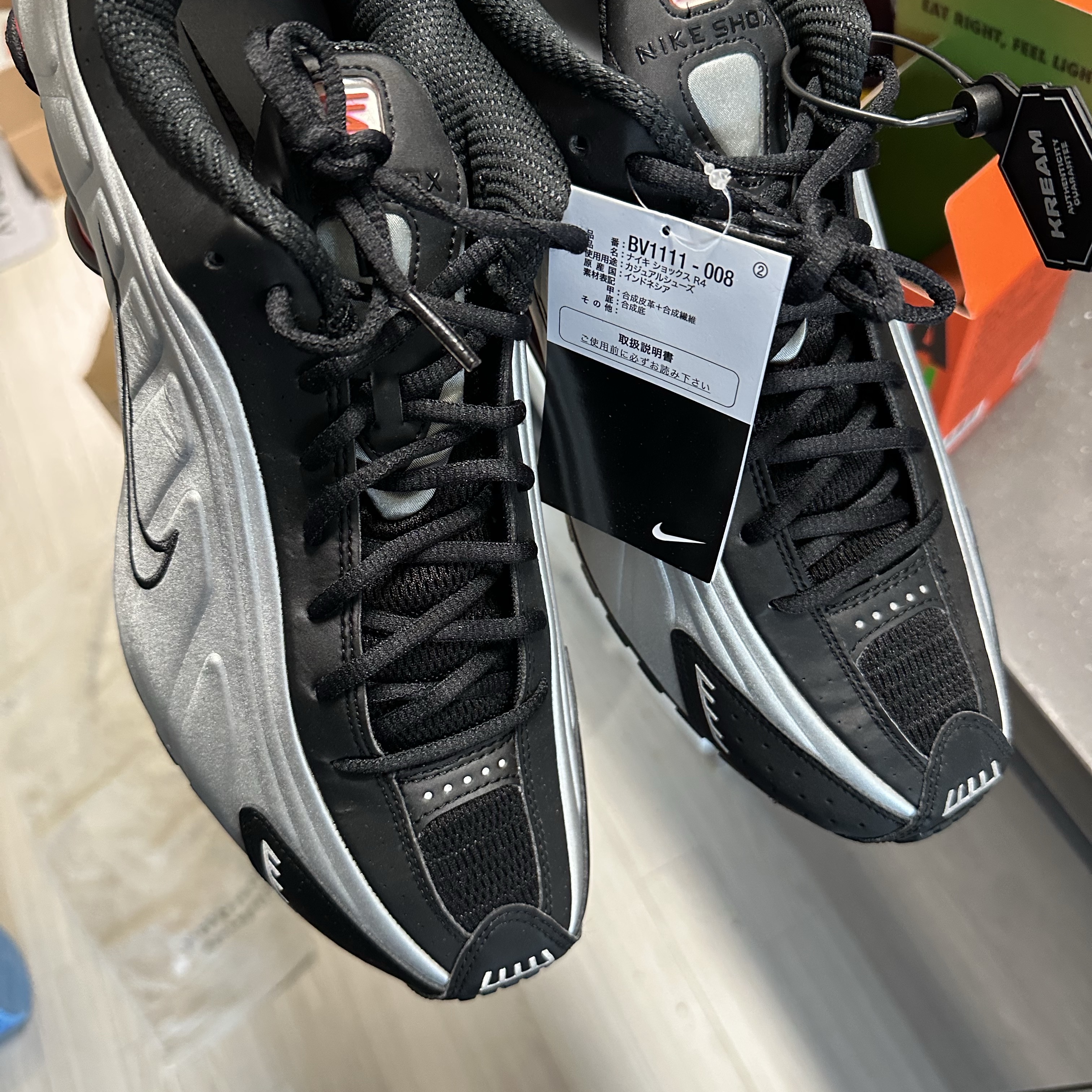 Nike Shox R4 Black and Metallic Silver 착용 스타일