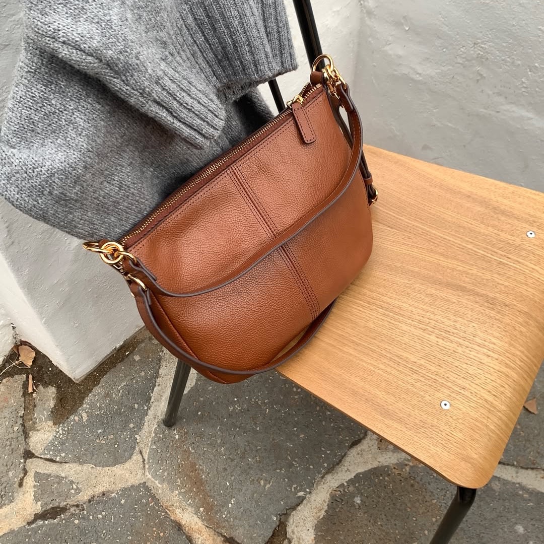 Fossil Jolie Leather Crossbody Bag Brown, Fossil Jolie Leather Crossbody Bag Black 착용 스타일 - 2