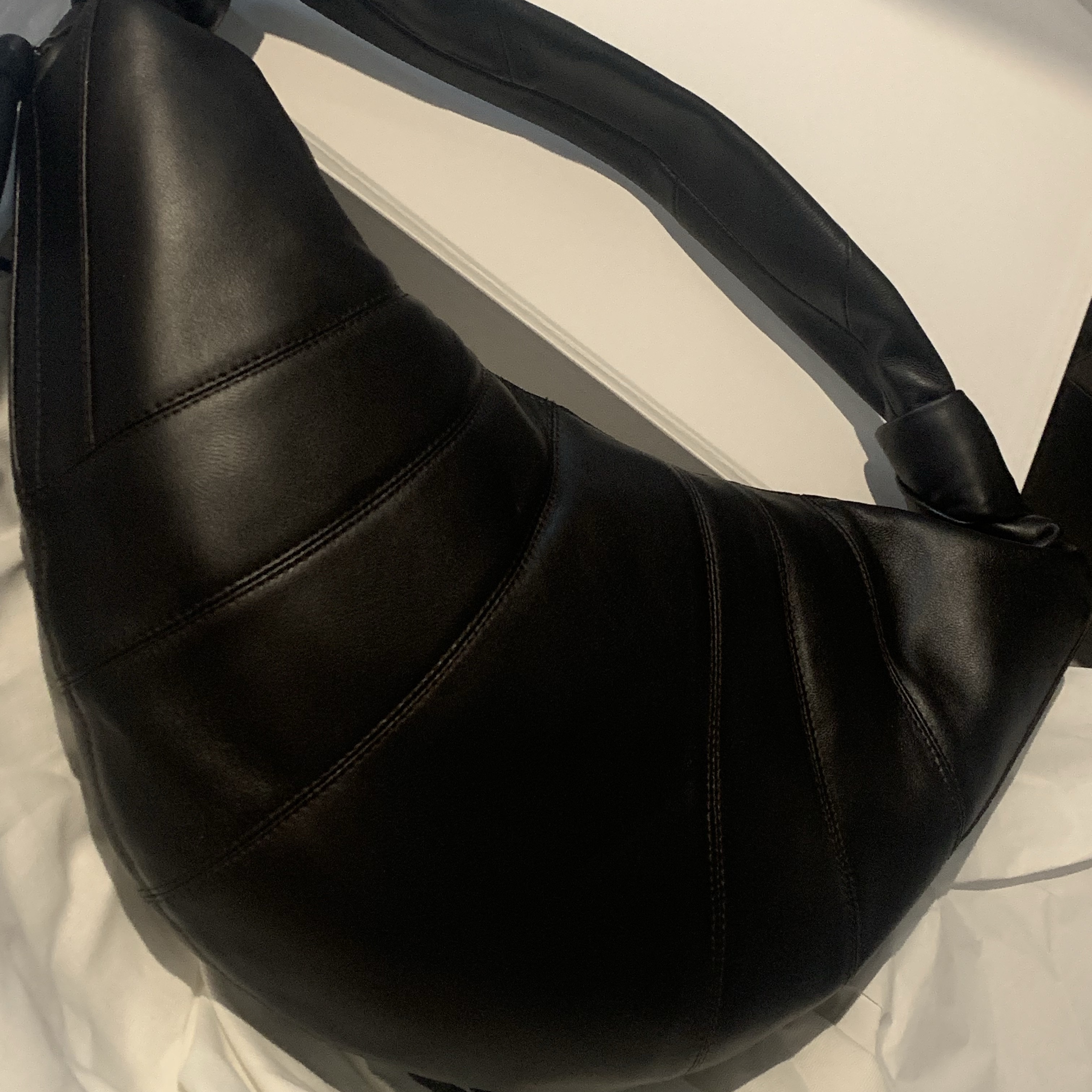 Lemaire Fortune Croissant Bag Soft Nappa Leather Dark Chocolate 착용 스타일 - 2