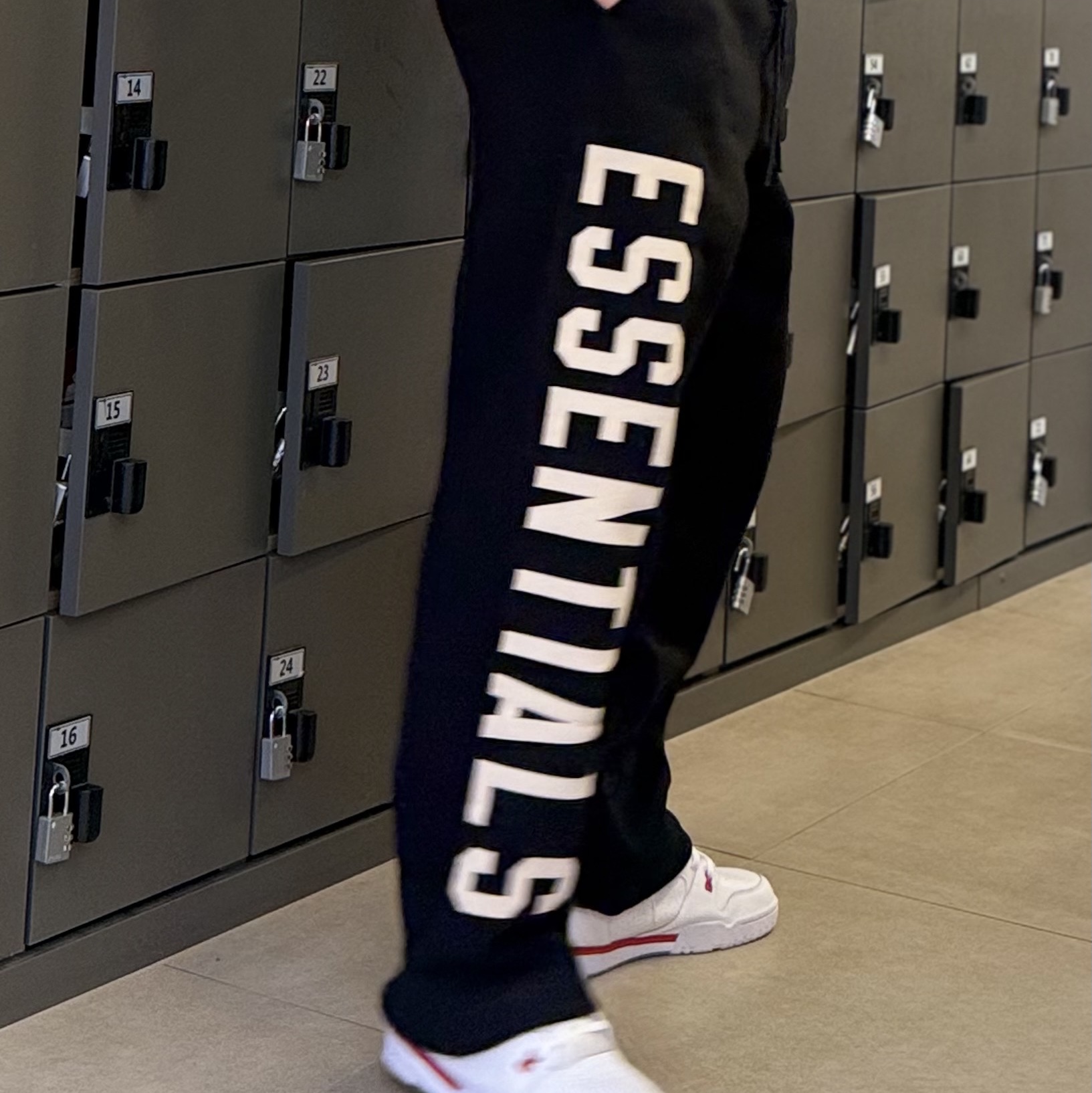 Essentials Fleece Relaxed Sweatpant Black - 24FW 착용 스타일