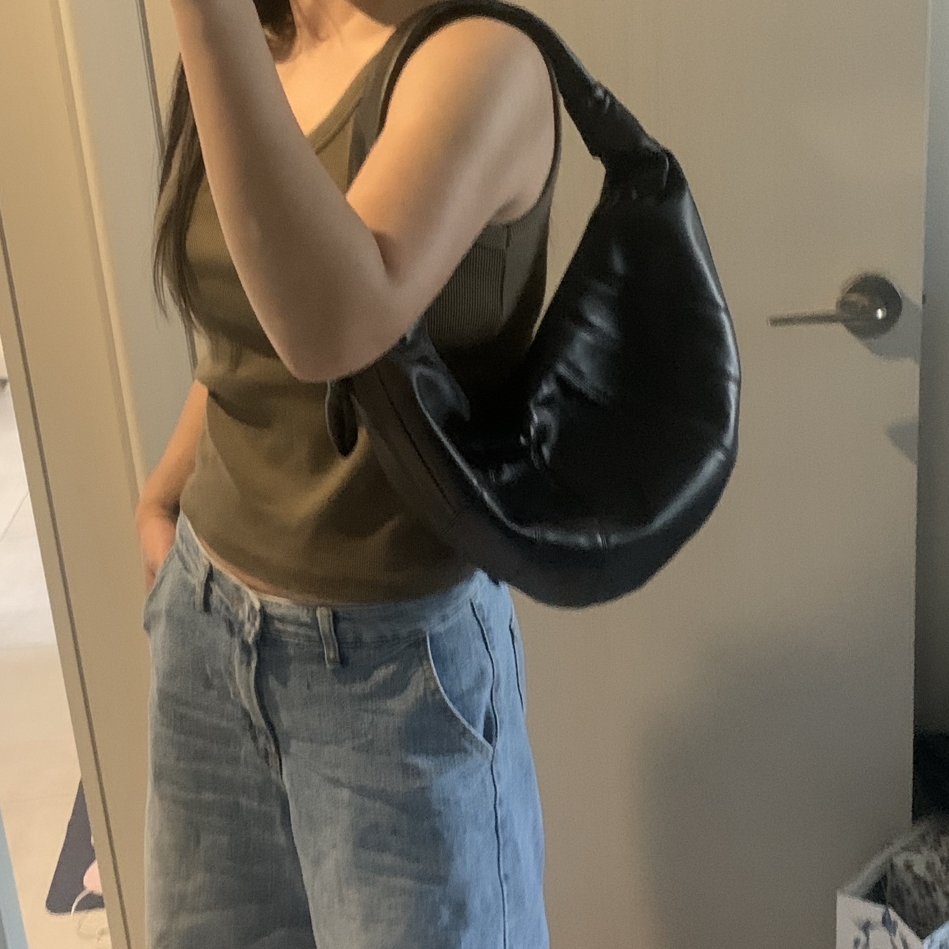 Lemaire Fortune Croissant Bag Soft Nappa Leather Dark Chocolate 착용 스타일 - 1