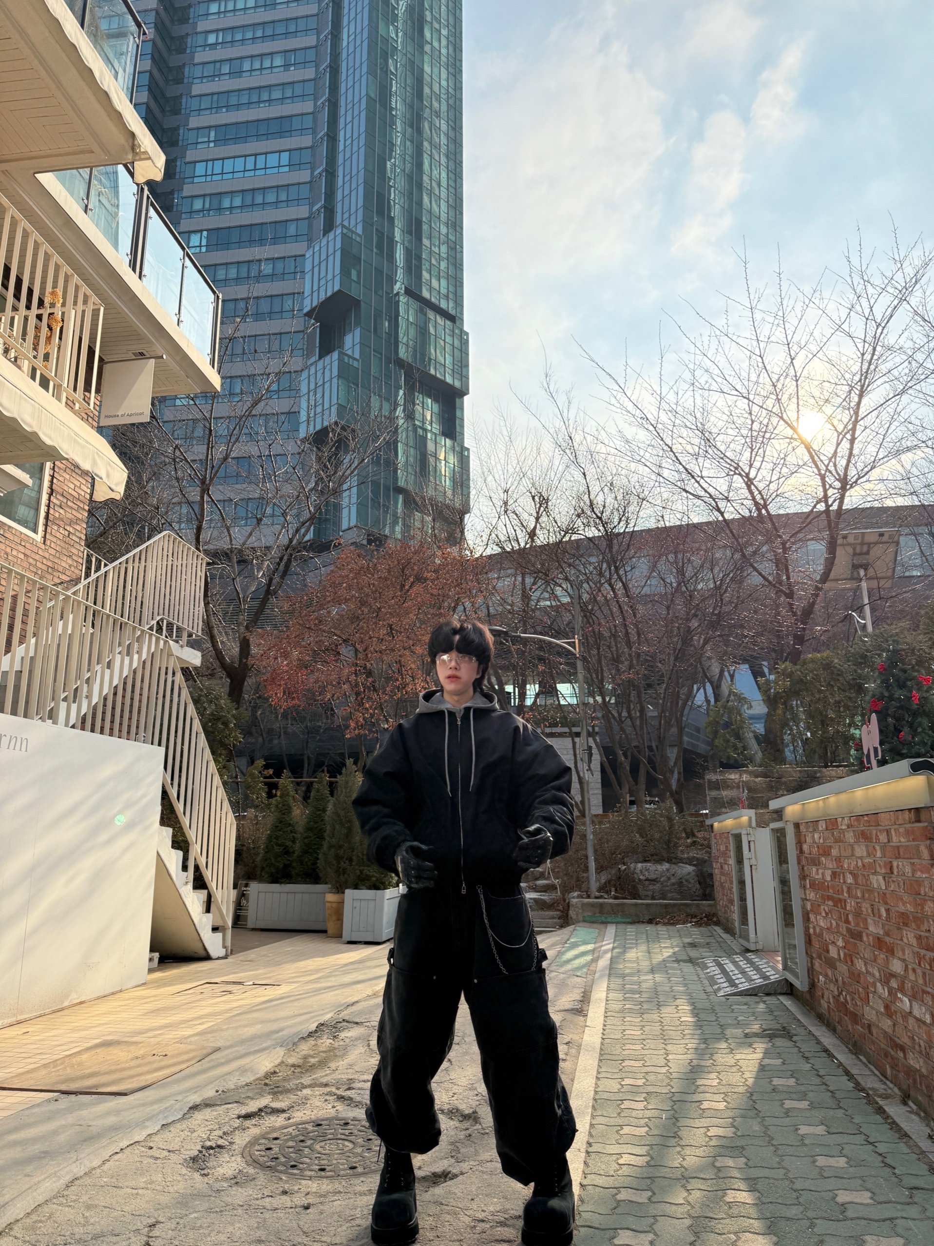 Nonnod Moleskine Bomber Jacket Matt Black, Balenciaga Stomper Bootie Black 착용 스타일 - 4