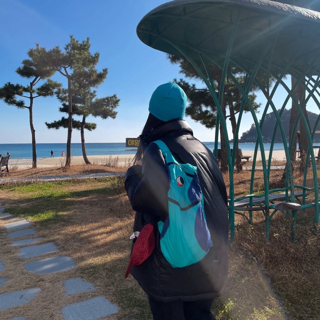 Ticket To The Moon Mini Backpack 15L Turquoise Royal Blue 착용 스타일 - 1