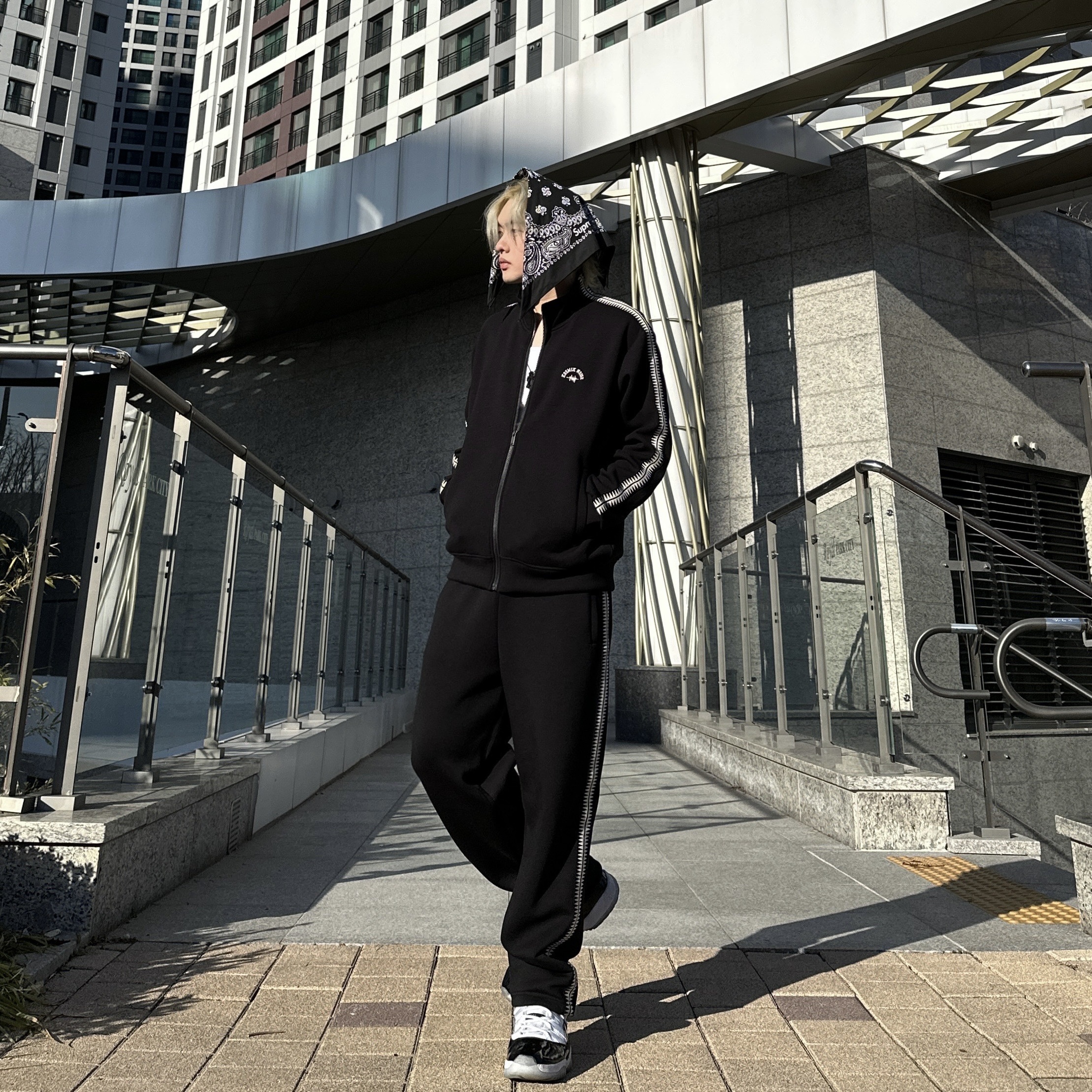 Jordan 11 Retro Concord 2018, GU x Undercover Track Pants Black 착용 스타일 - 2
