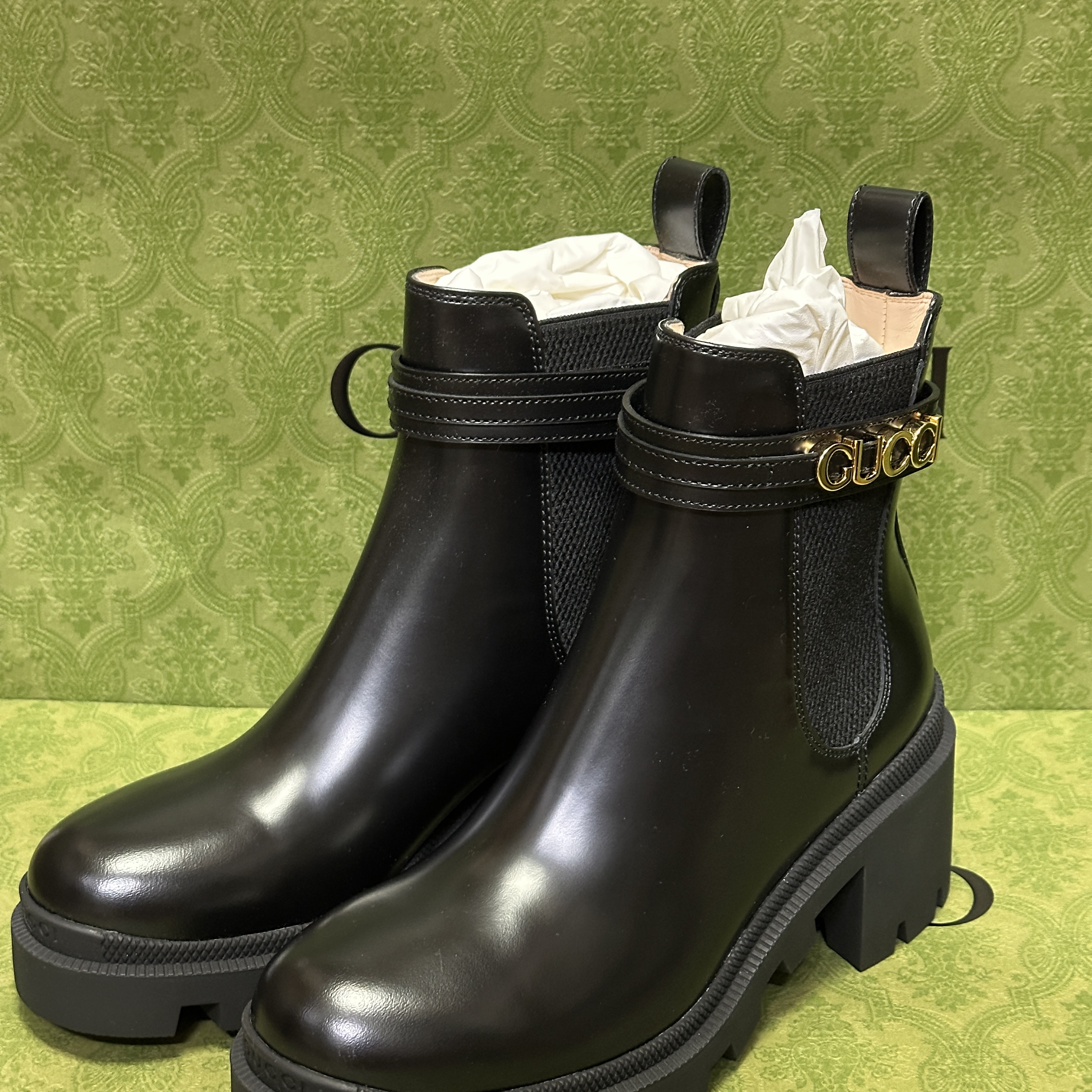 (W) Gucci Mid-Heel Boot with Logo Black Leather 착용 스타일