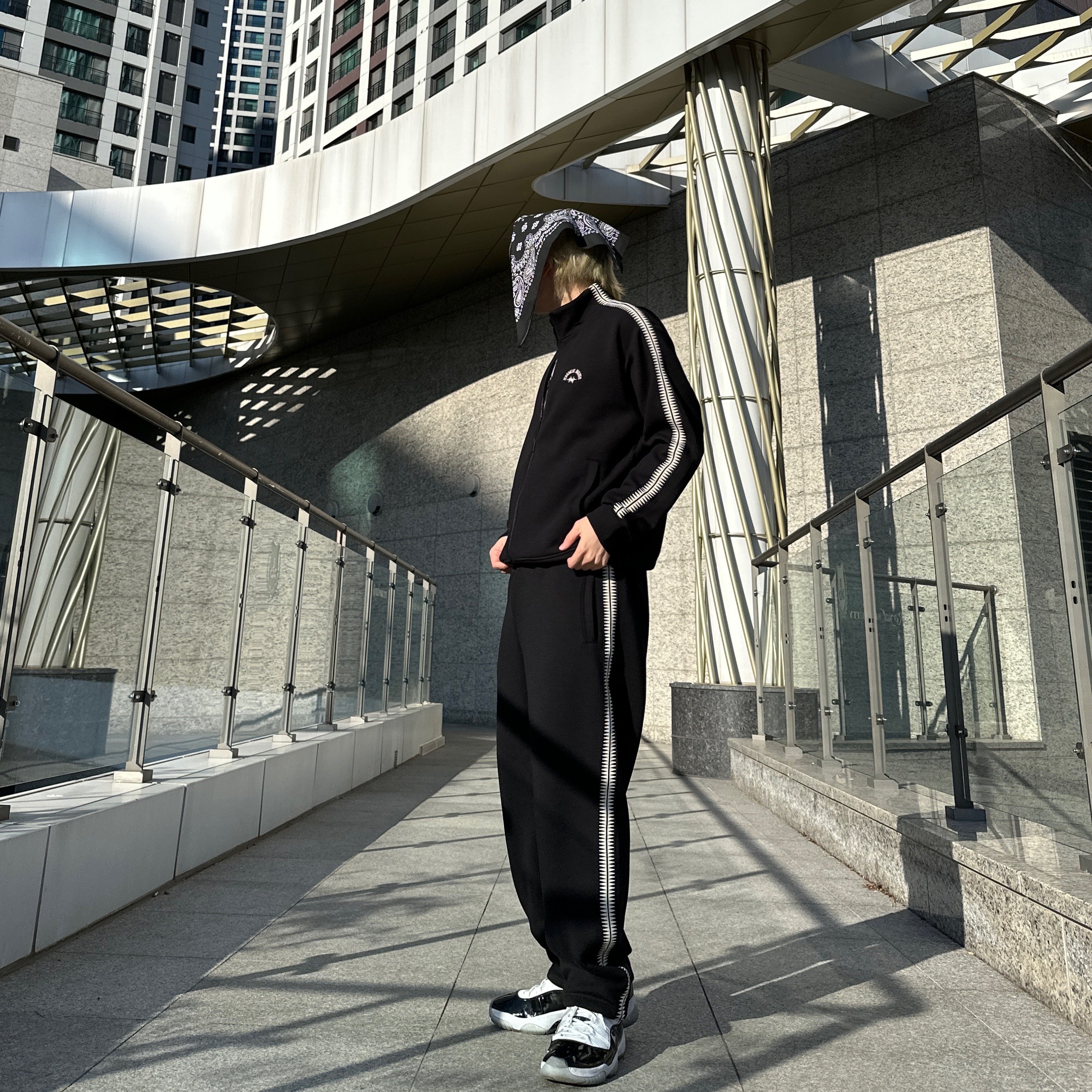 Jordan 11 Retro Concord 2018, GU x Undercover Track Pants Black 착용 스타일 - 4