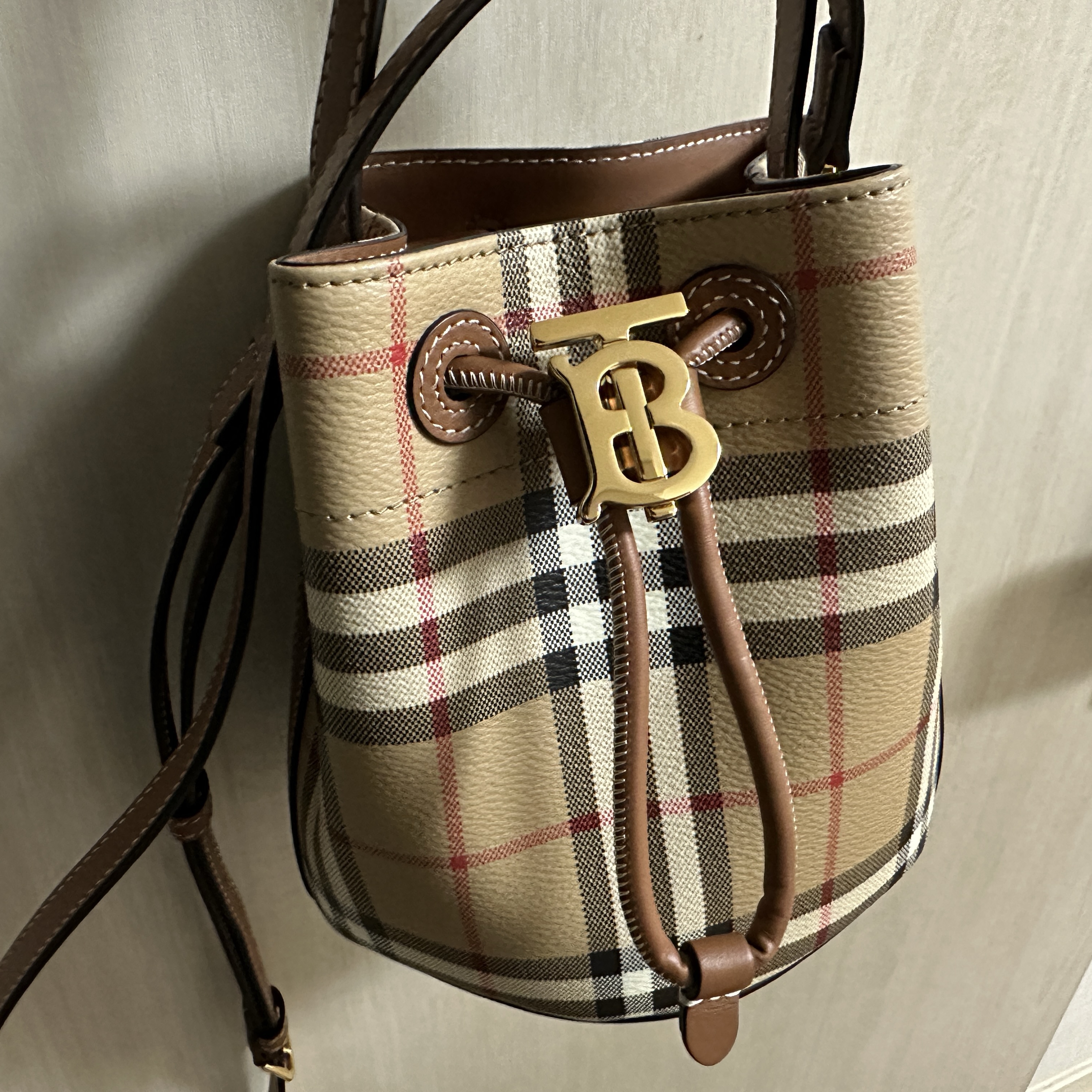 Burberry Mini TB Bucket Bag Archive Beige Camel 착용 스타일