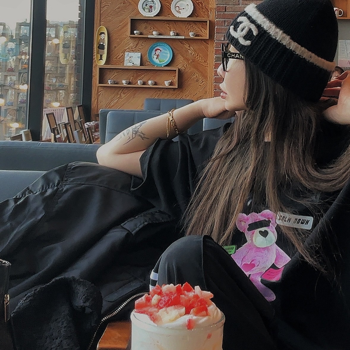 Chanel Beanie Cashmere & Black White 착용 스타일 - 5