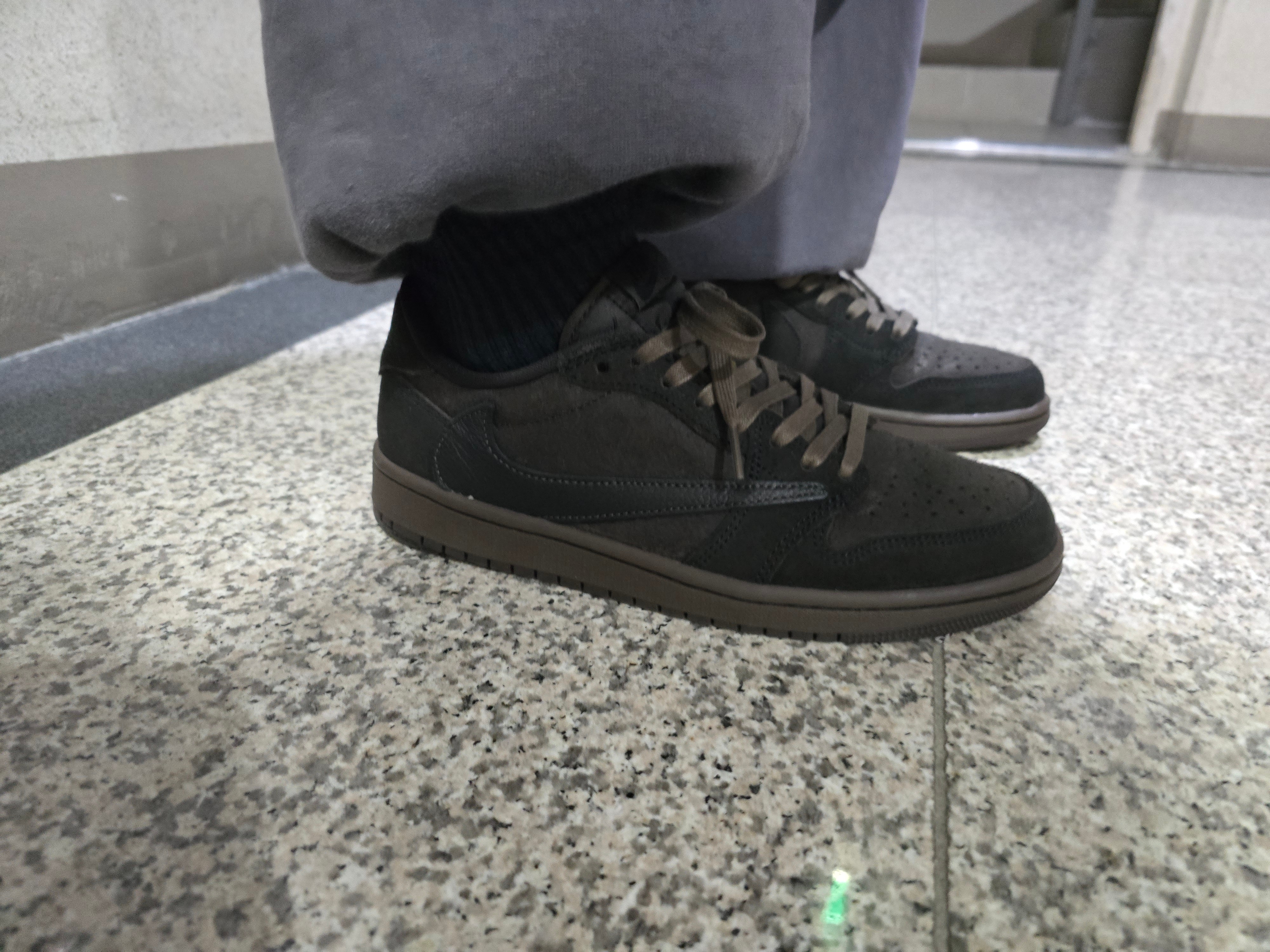 Jordan 1 x Travis Scott Retro Low OG SP Velvet Brown and Dark Mocha 착용 스타일 - 1