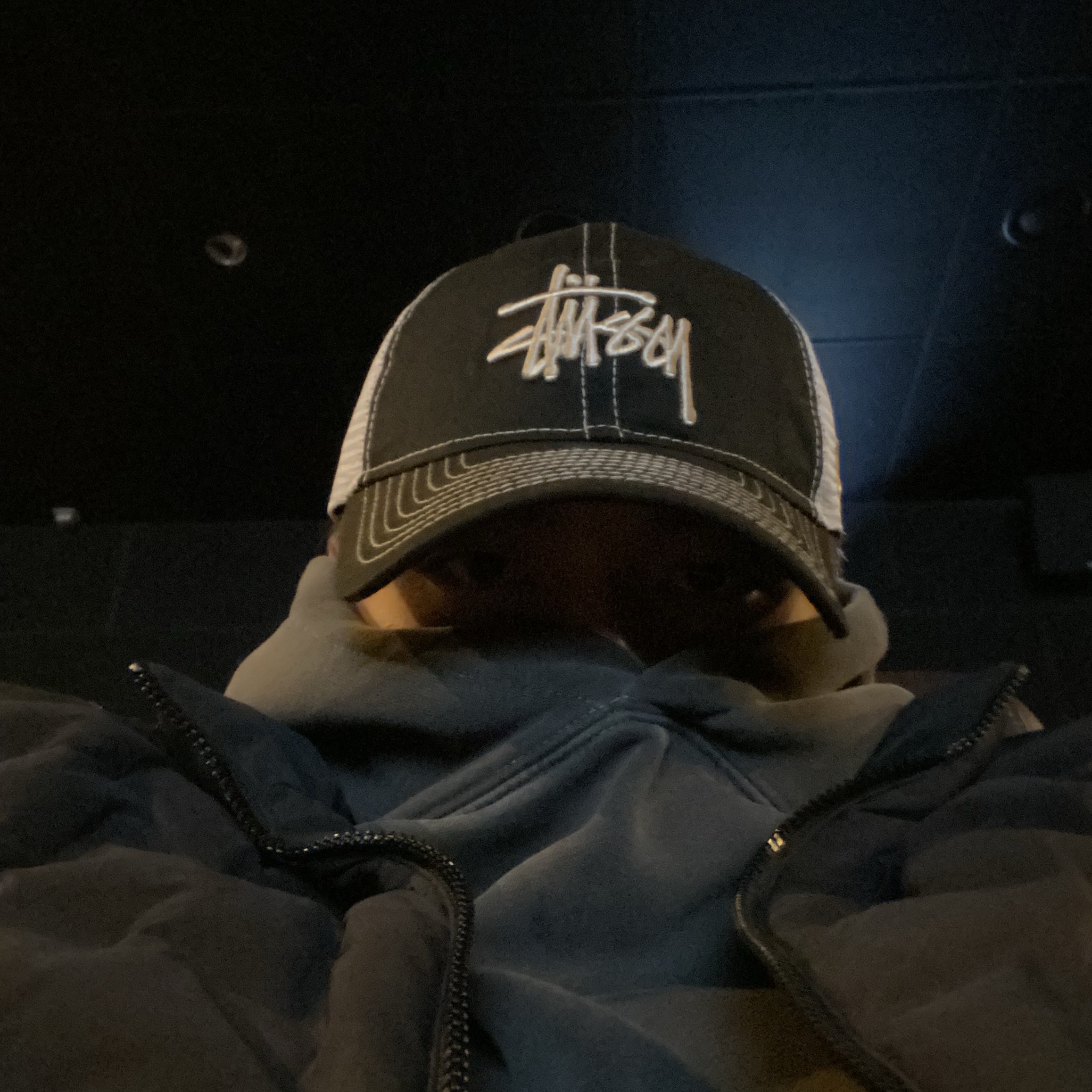 Stussy New Era 9twenty Basic Trucker Shade Black, IAB Studio Pigment Hoodie & Sack Black 착용 스타일