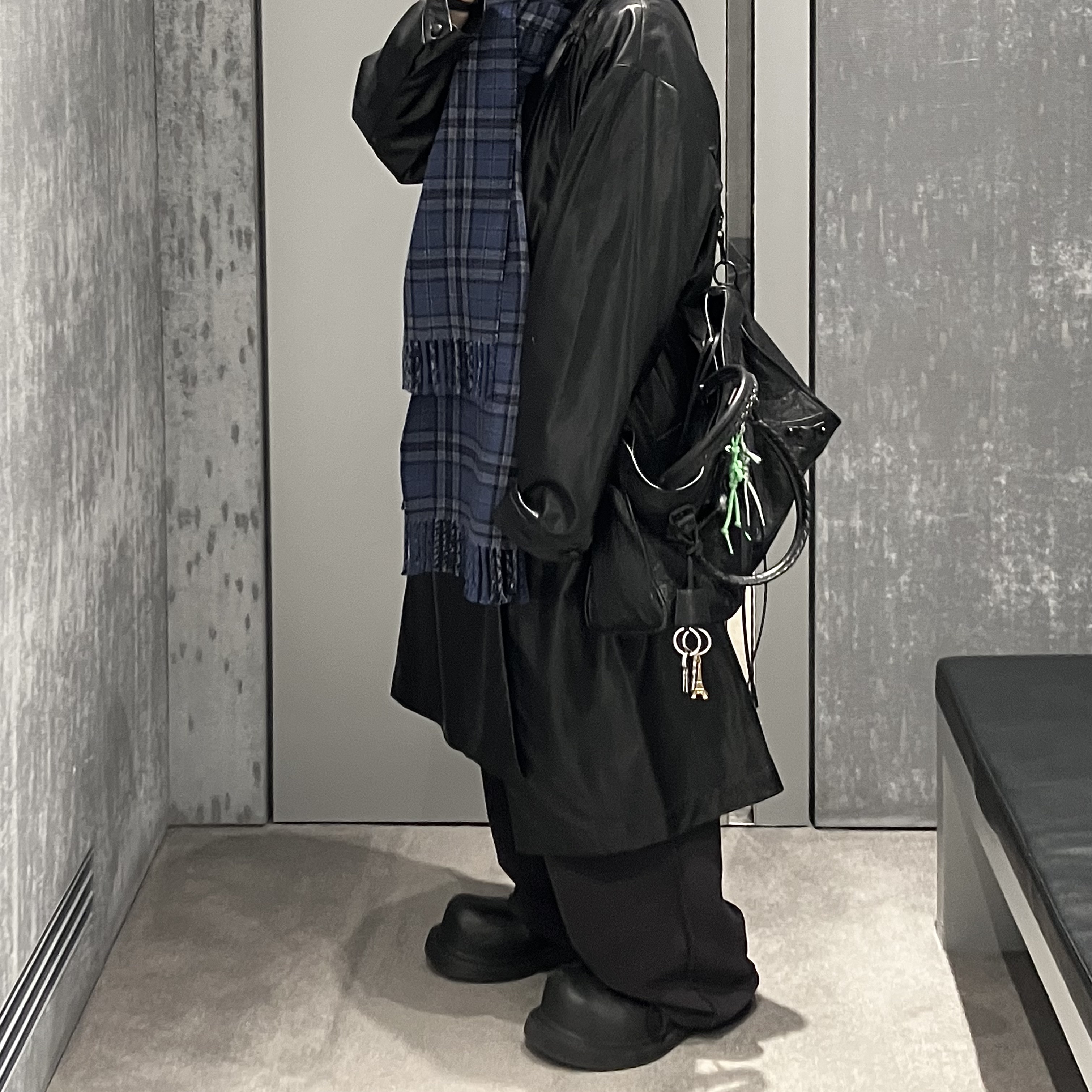 Balenciaga Le City Large Bag Black, Balenciaga Le CIty Charm Eiffel Black 착용 스타일 - 2
