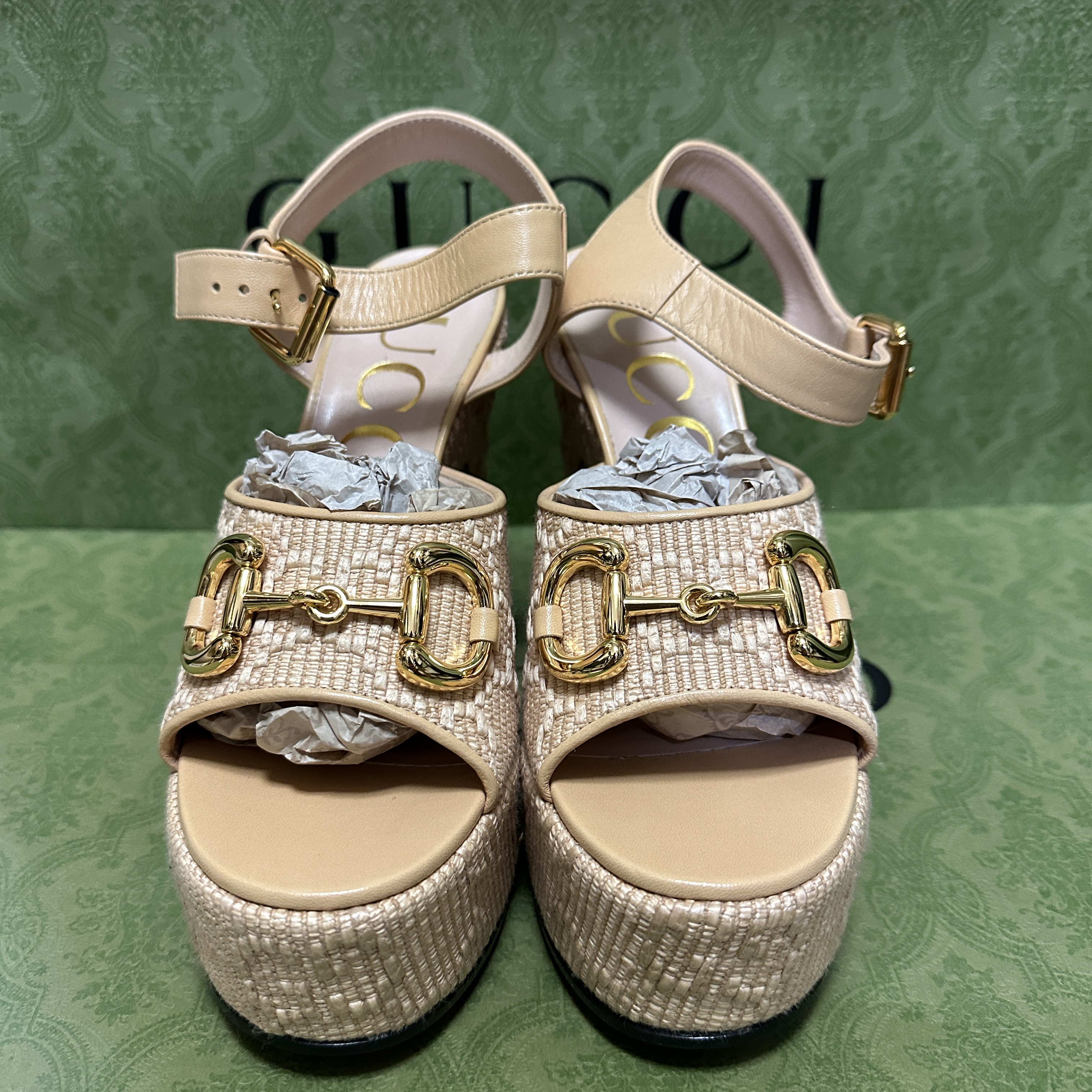 (W) Gucci Horsebit Platform Sandal Natural GG Raffia 착용 스타일 - 1
