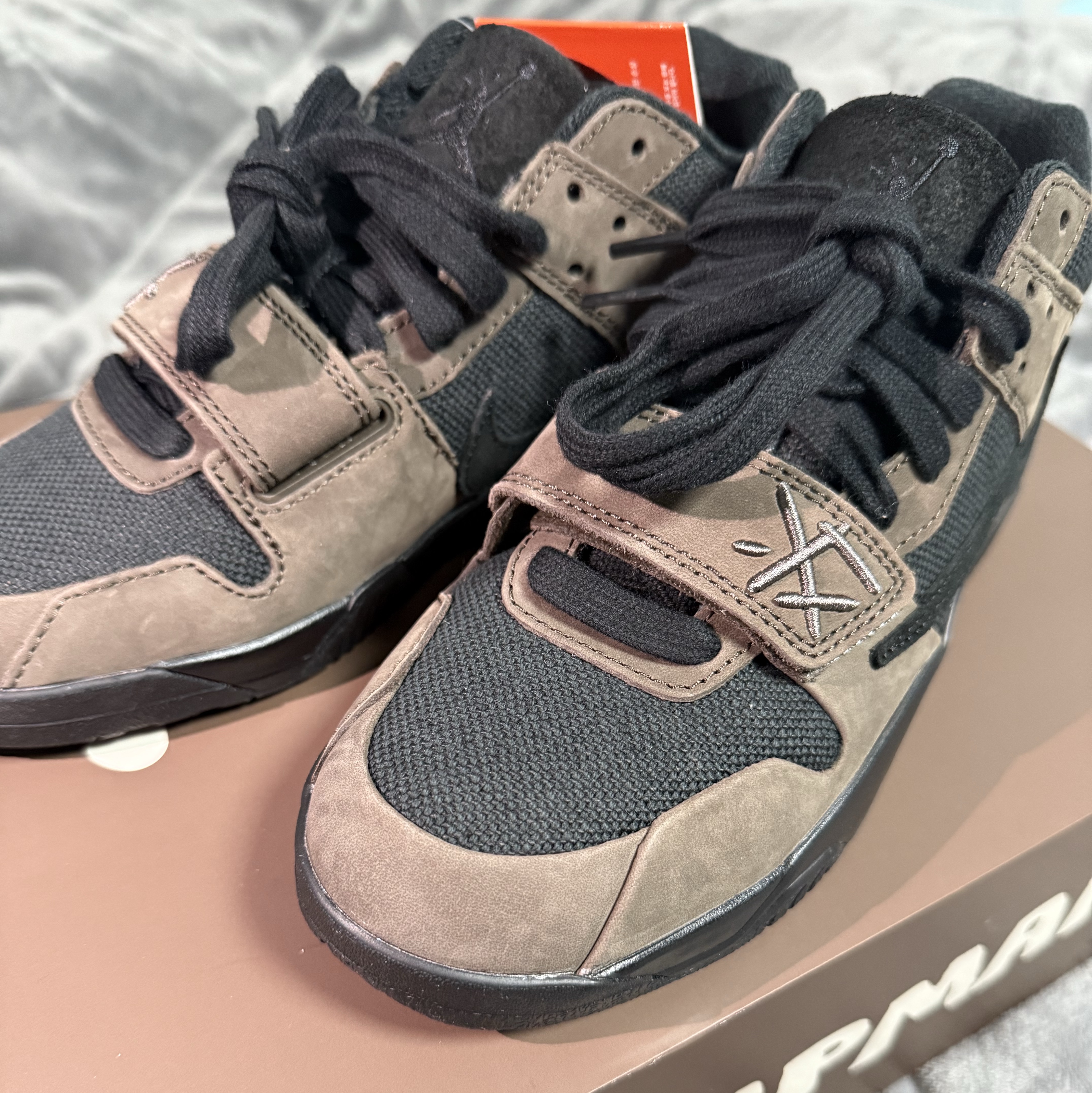 Jordan x Travis Scott Jumpman Jack TR Black and Dark Mocha, Nike ACG Therma-Fit ADV Lunar Lake Loose Hooded Jacket Black Summit White - Asia 착용 스타일 - 2