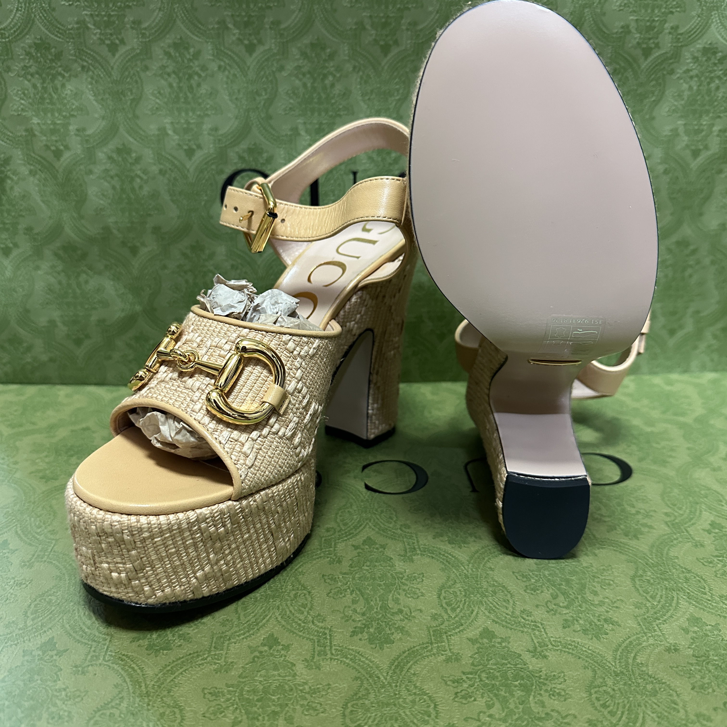 (W) Gucci Horsebit Platform Sandal Natural GG Raffia 착용 스타일 - 2