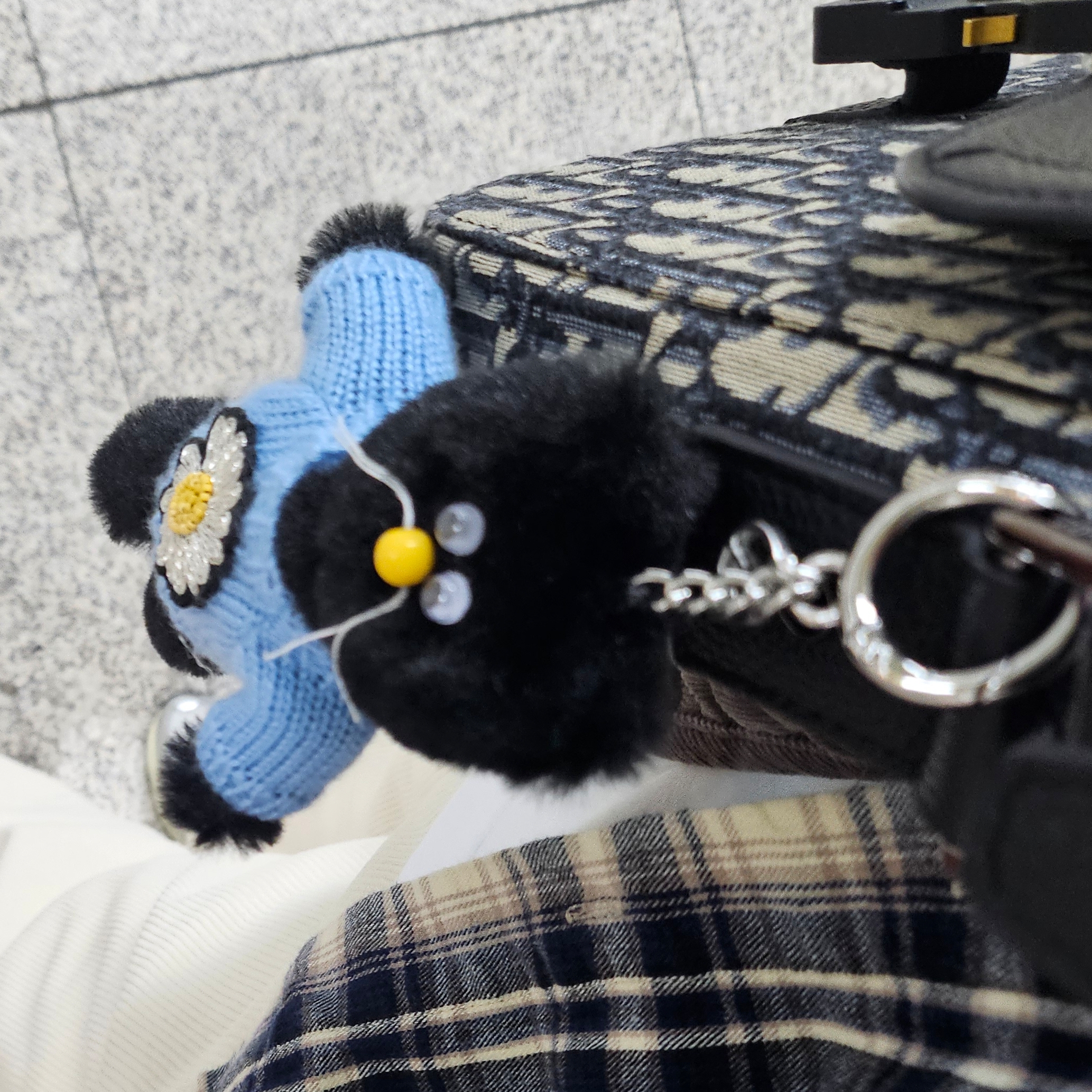 Monamhee x Peaceminusone Daihee Plush Keyring 착용 스타일
