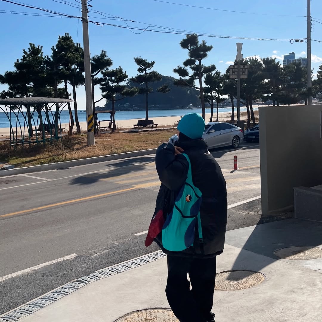 Ticket To The Moon Mini Backpack 15L Turquoise Royal Blue 착용 스타일 - 2