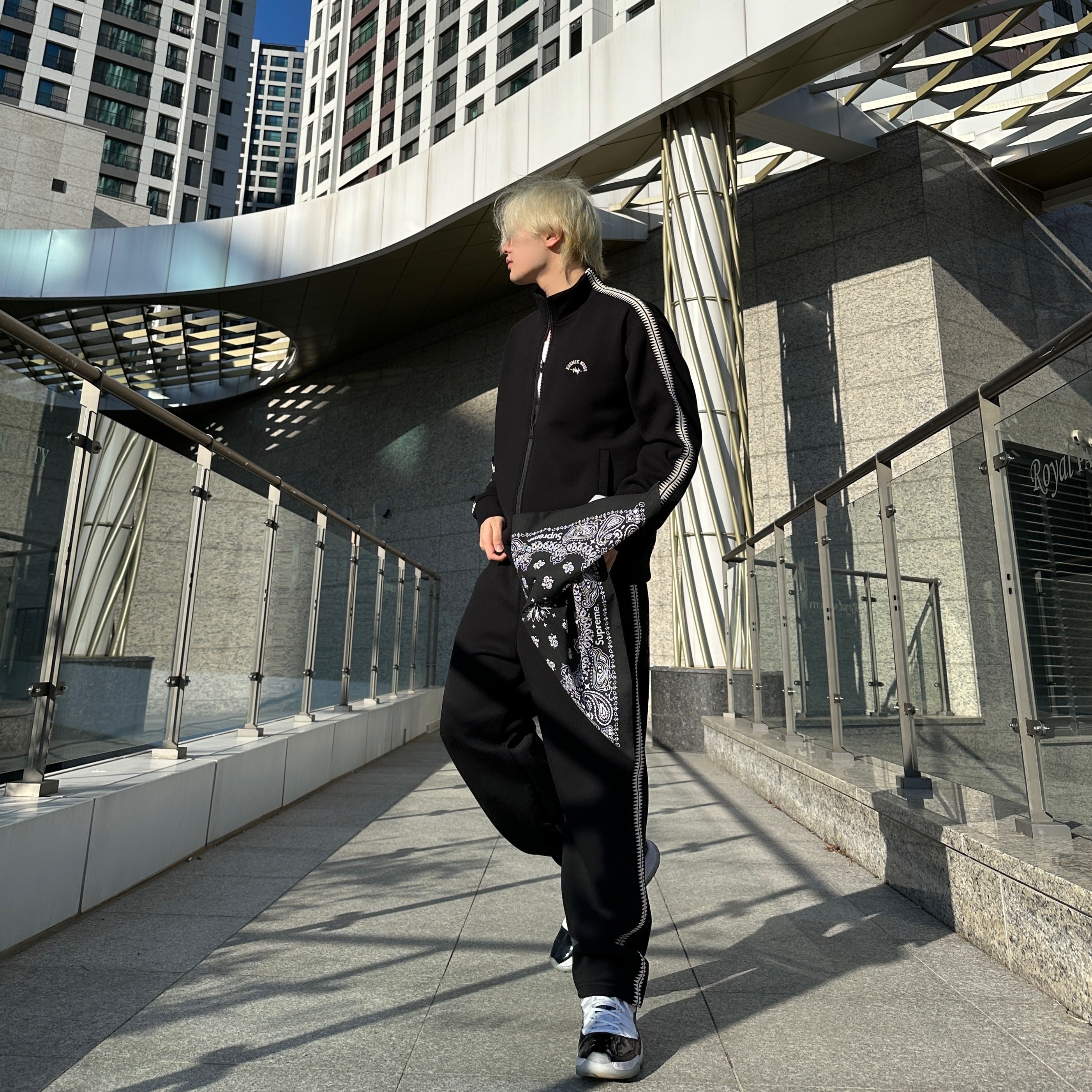 Jordan 11 Retro Concord 2018, GU x Undercover Track Pants Black 착용 스타일 - 3