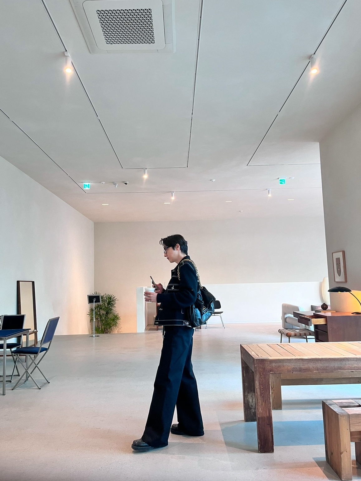 The Museum Visitor 2023 Hybrid Knit Trucker Jacket - 23PS, Balenciaga Monaco Medium Chain Bag Black 착용 스타일 - 4